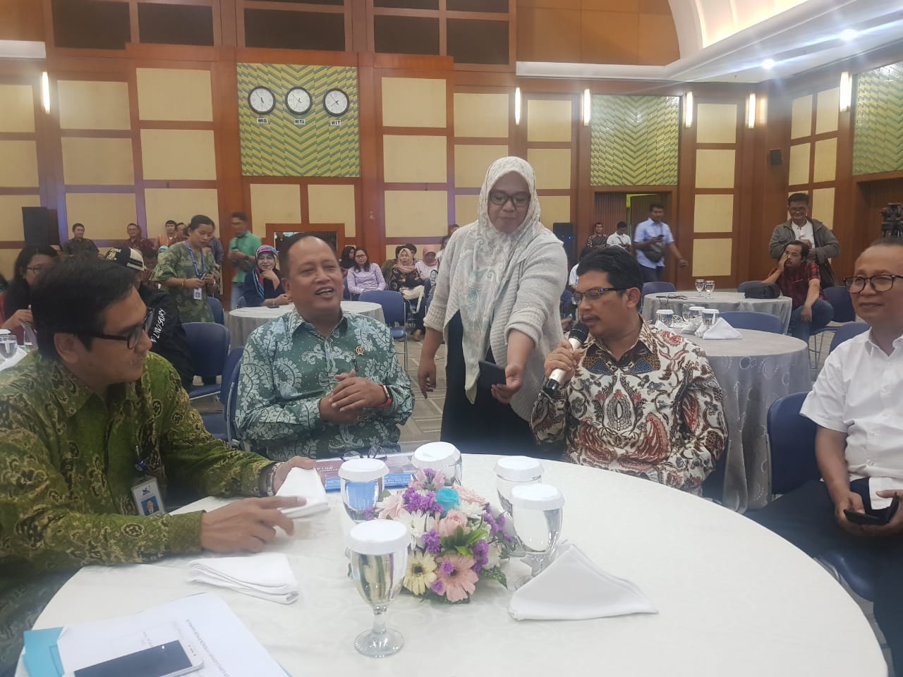 Menristekdikti, M Nasir (tengah), saat memaparkan capaian Kemenristekdikti 2015-2019 di Jakarta, Jumat (18/10) petang.