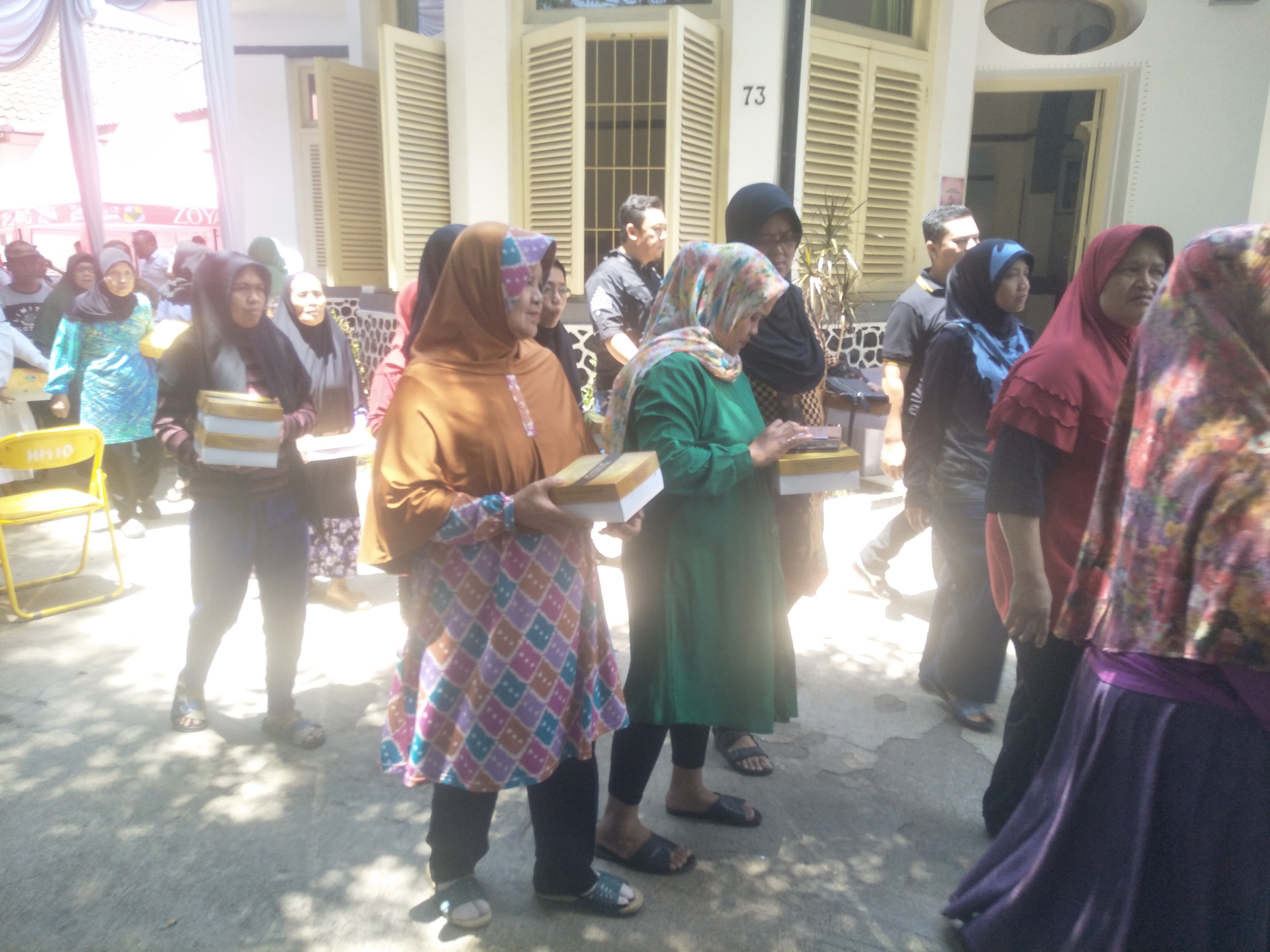 Warga tak mampu menerima paket nasi gratis di rumah singgah rengganis