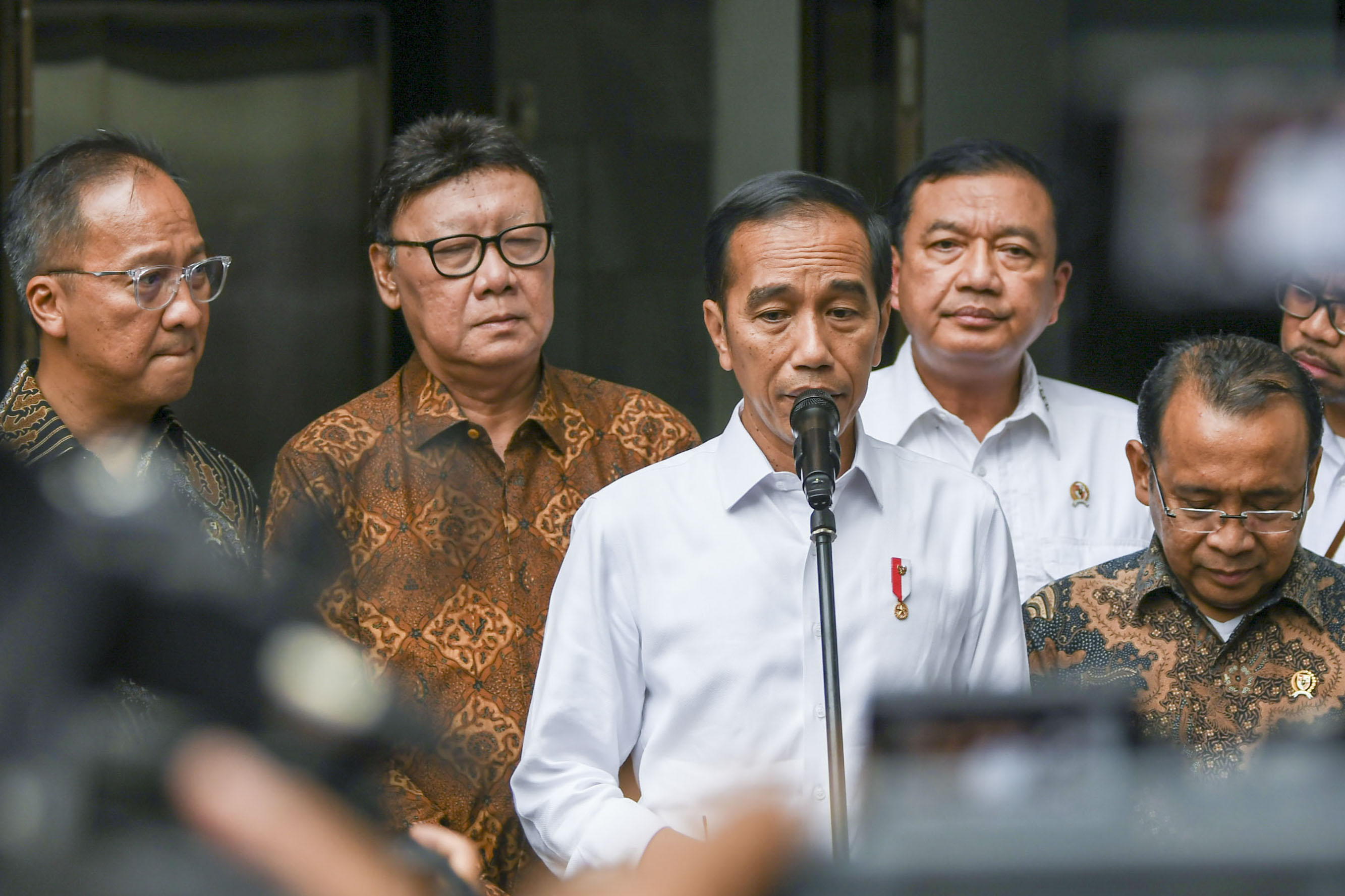 Presiden Jokowi saat memberikan keterangan pers seusai membesuk Wiranto