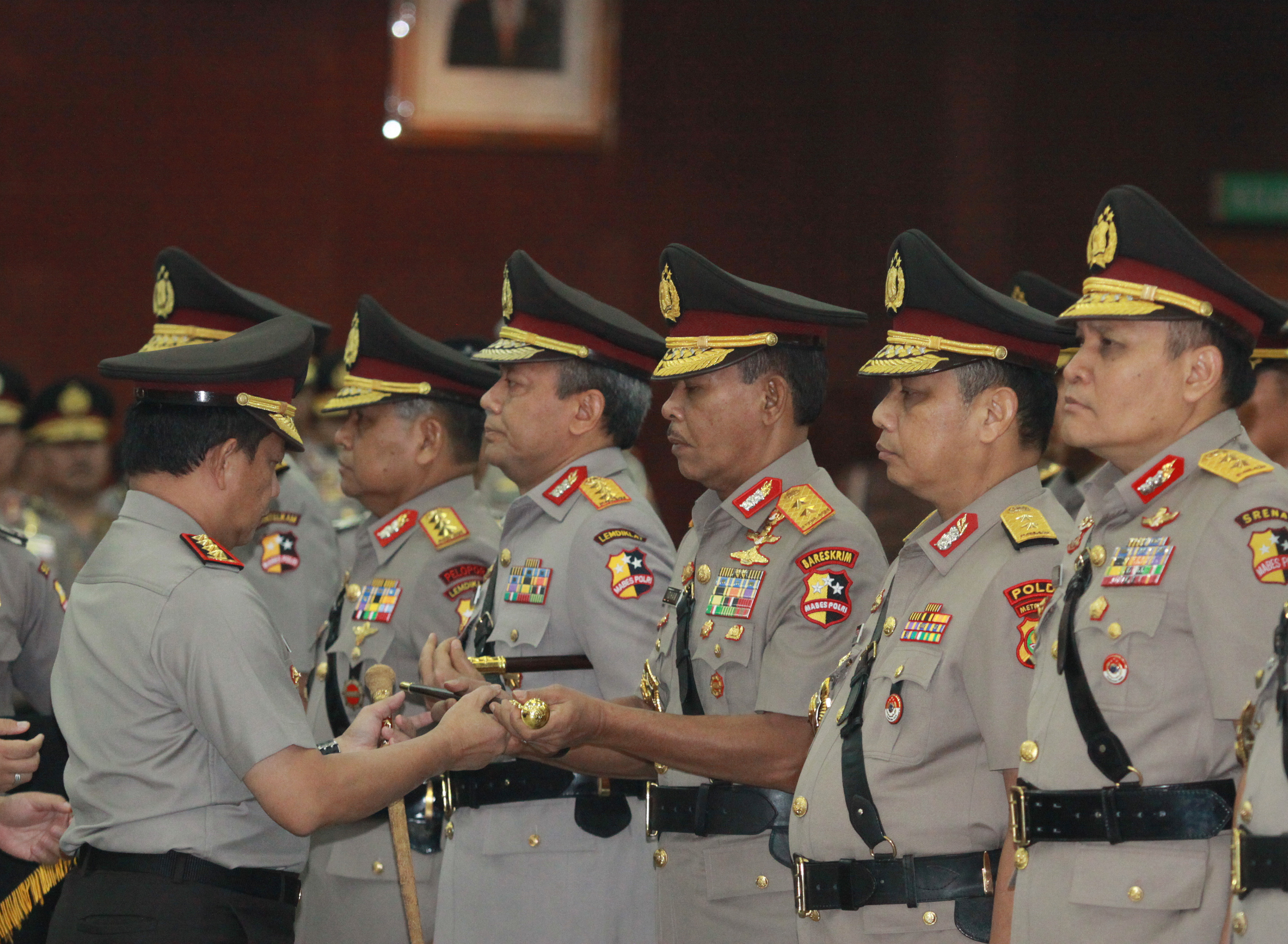 Kapolri Jenderal Tito Karnavian (kiri) menyerahkan tongkat komando kepada Kabareskrim Irjen Pol Idham Azis (tengah), 24 Januari 2019