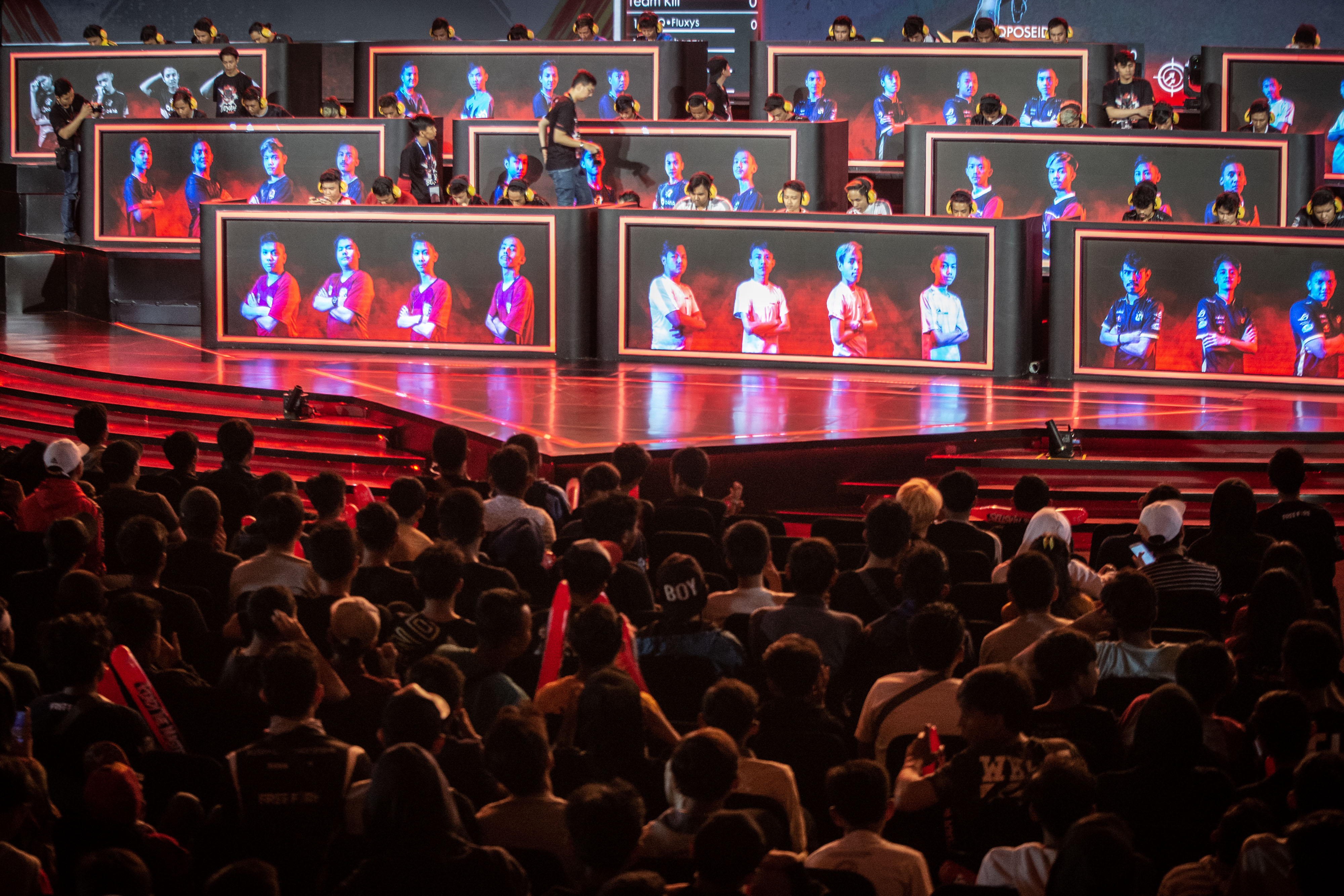  Sejumlah peserta mengikuti pertandingan Free Fire Shopee Indonesia Master Season 2 di Tennis Indoor Senayan, Jakarta, Minggu (13/10).