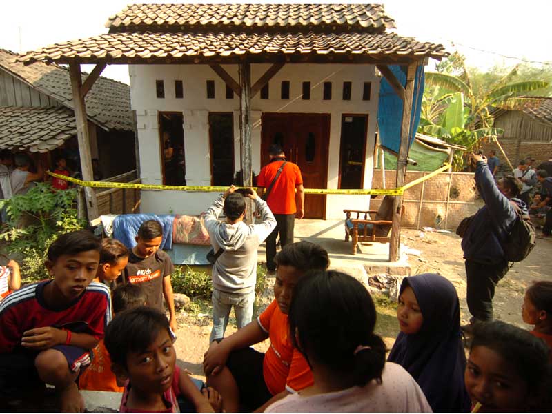 Sejumlah warga memperhatikan rumah Fitria Diana, pelaku penusukan Menko Polhukam Wiranto.