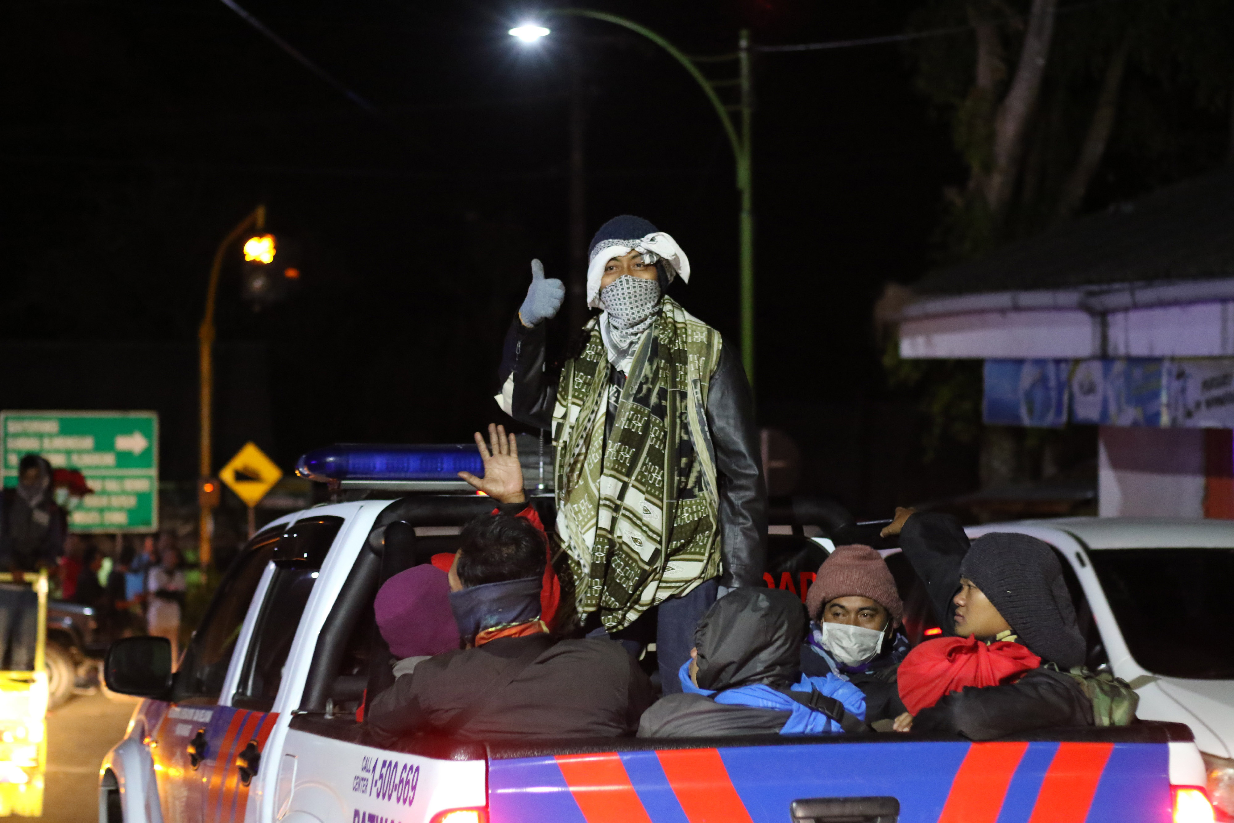 Para pendaki Gunung Ijen dan Gunung Ranti harus pulang karena kawasan wisata itu ditutup setelah terjadi kebakaran hutan di Gunung Ranti.