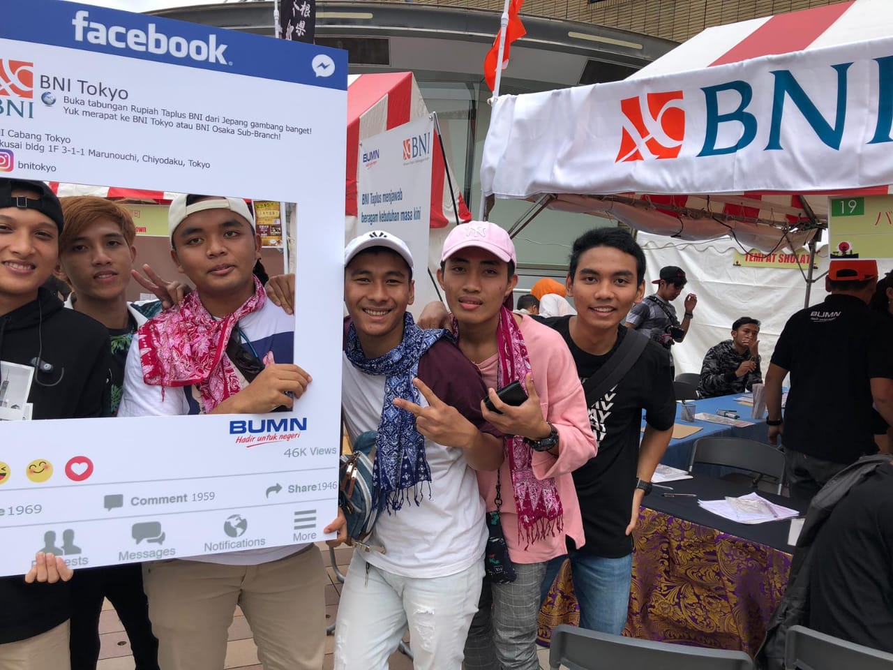 Booth BNI pada acara di Osaka, Jepang, memberikan layanan pembukaan rekening. 