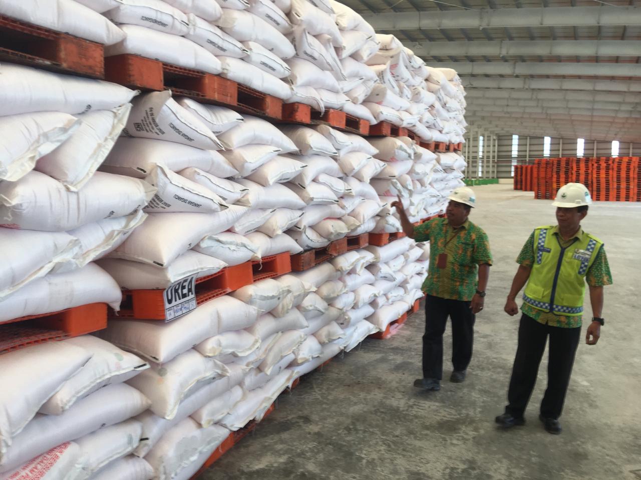 Stok pupuk bersubsidi Petrokimia Gresik cukup untuk musim tanam Oktober-Maret 2019-2020. 