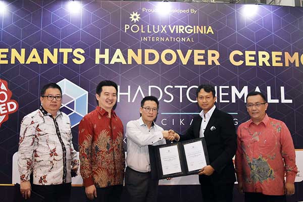 CEO PT Pollux Properti Indonesia Tbk, Nico Po (kedua kiri).
