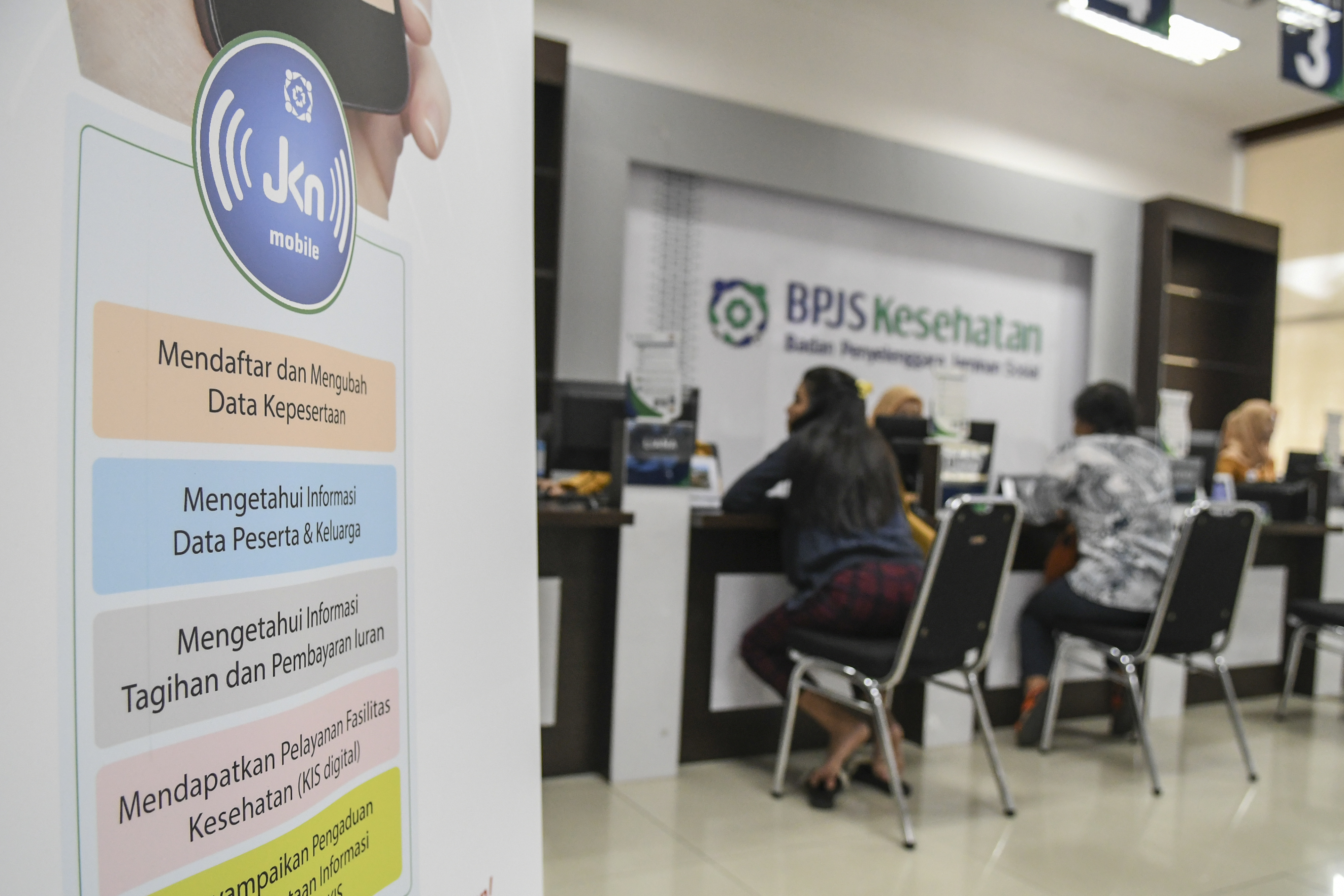 Warga melakukan pendaftaran BPJS Kesehatan di kantor Pelayanan BPJS Kesehatan Jakarta Selatan