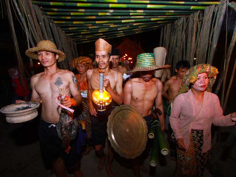 Masyarakat Adat Dayak Deah membawa hasil panen saat mengikuti ritual Nyerah Ngemonta (menyerahkan hasil panen).