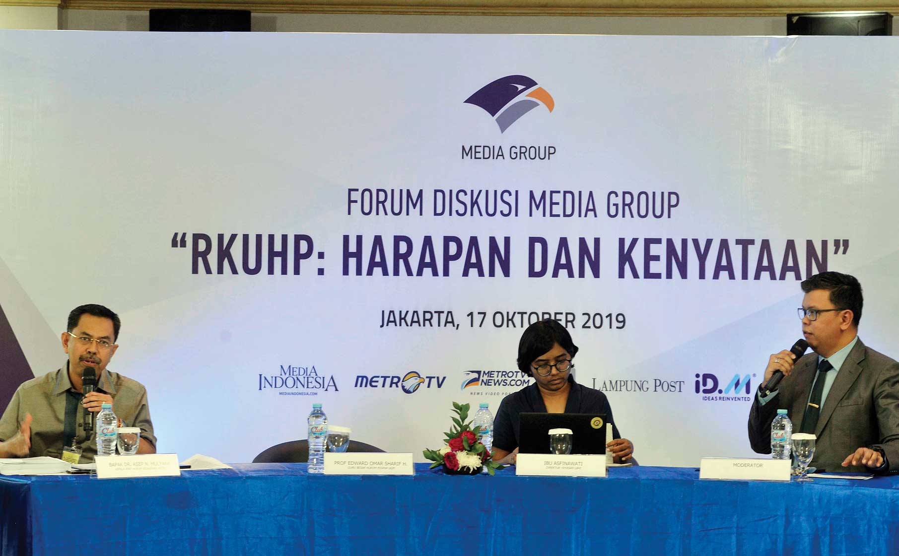 Kepala Biro Hukum Kejaksaan Agung Asep N Mulyana (kiri) bersama dengan Direktur Yayasan LBHI Asfinawati dan Moderator Leonard Samosir.