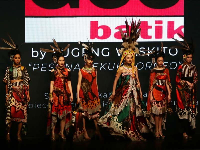 (ilustrasi) Peragaan mode dengan unsur budaya Kalimantan.