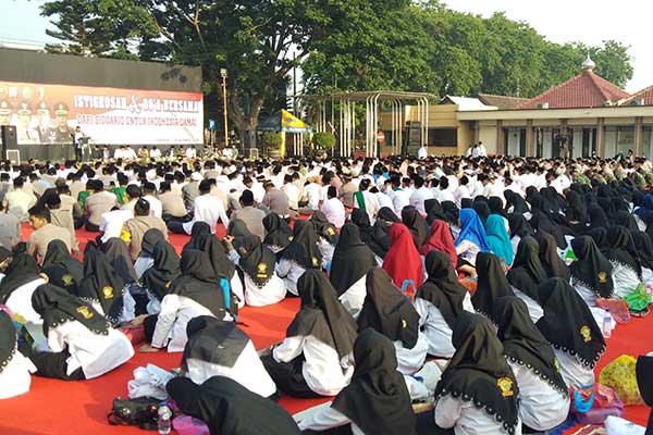 Forum Komunikasi Pimpinan Daerah (Forkompimda) Kabupaten Sidoarjo bersama para santri mengikuti istighosah dan doa bersama