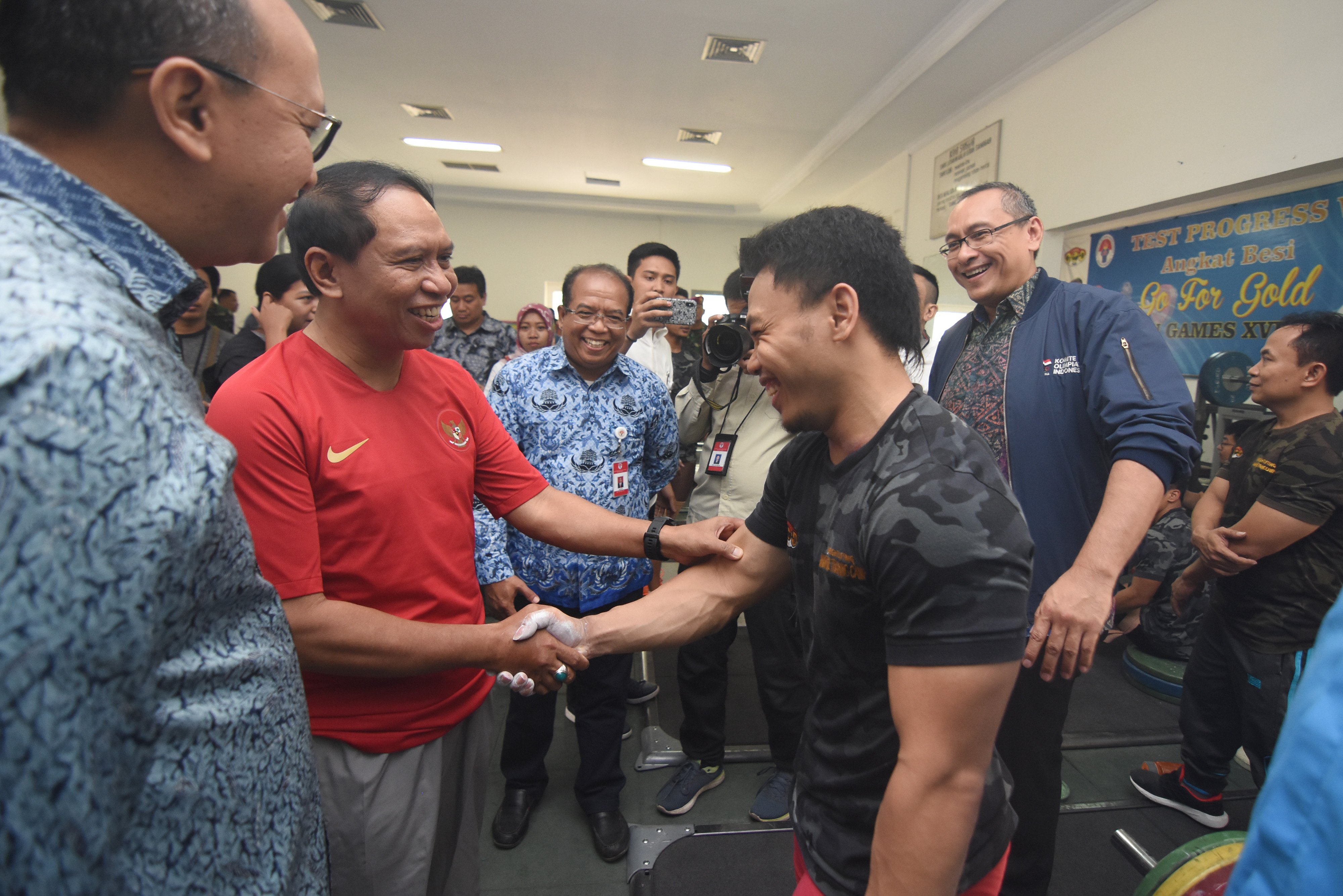 Menpora Zainudin Amali (kedua kiri) menyalami atlet angkat besi Eko Yuli Irawan (ketiga kanan) saat meninjau pelatnas cabor angkat besi
