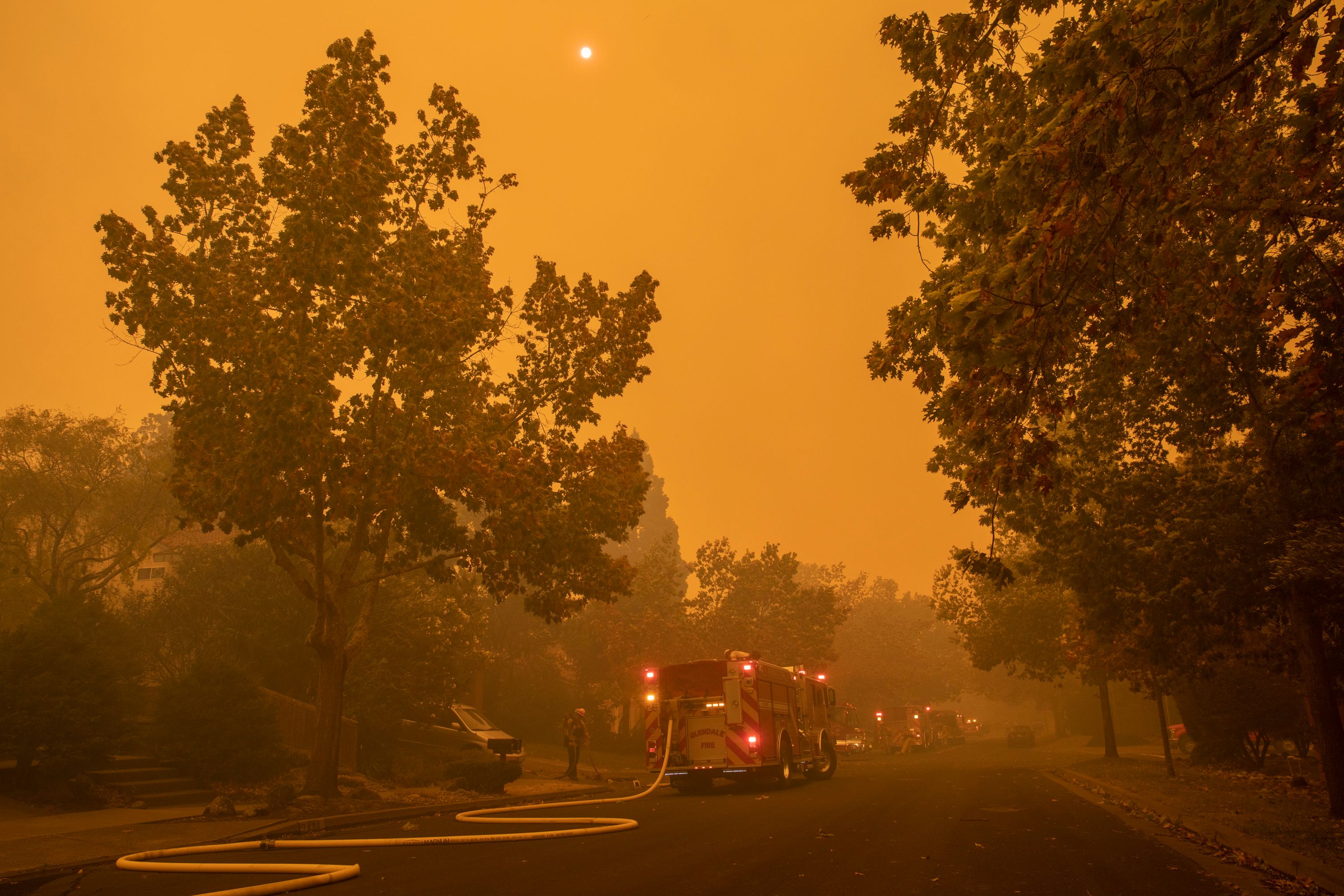 Petugas pemadam kebakaran berjuang mamadamkan api di sebuah kaki but di Windsor, California, AS. 