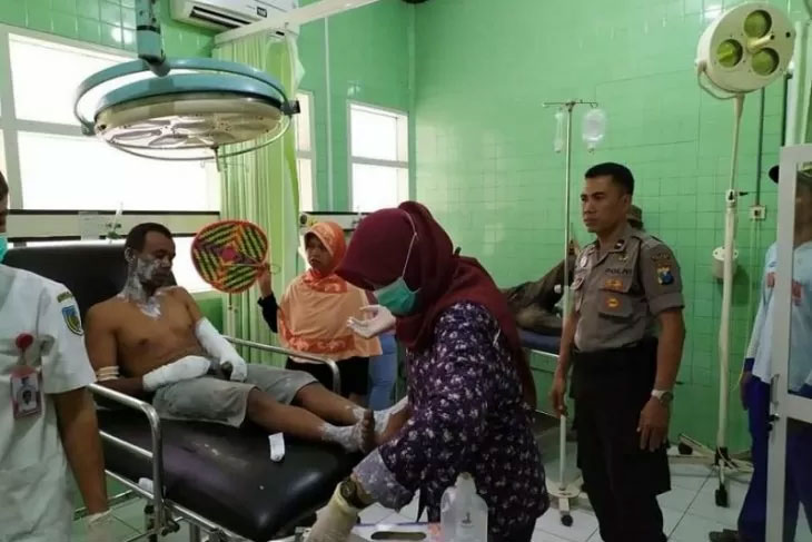 Warga mendapatkan perawatan akibat letusan balon udara yang jatuh di kawasan hutan Perhutani RPH Manggis Desa Manggis, Kecamatan Puncu,  