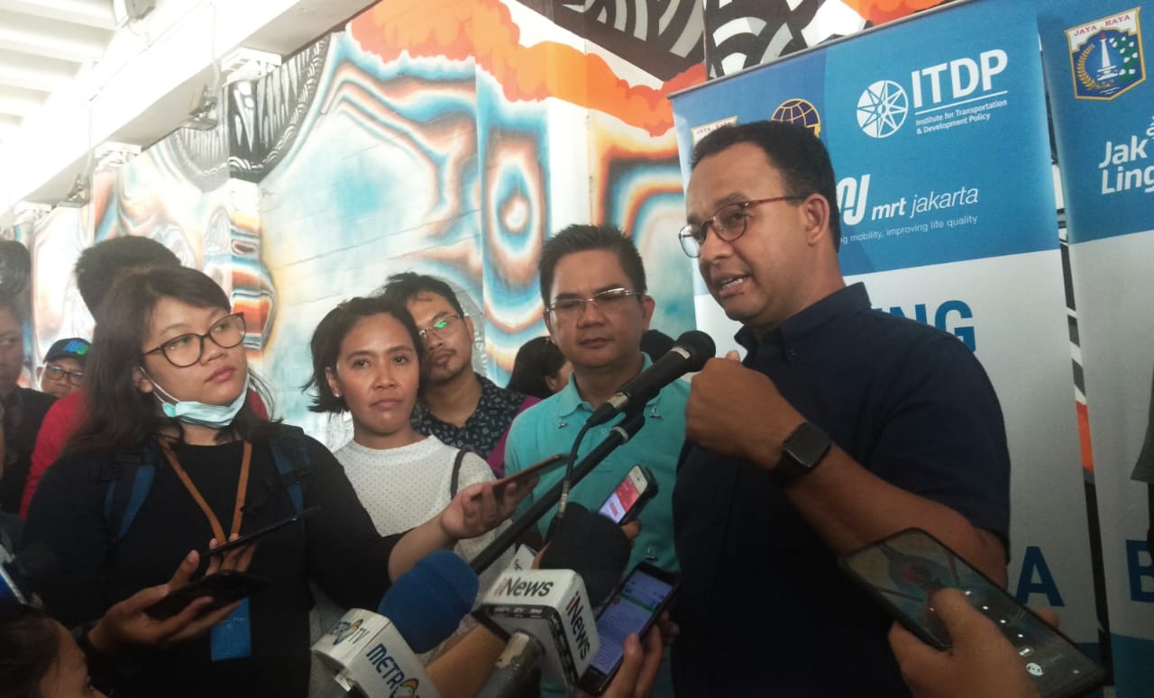 Gubernur DKI Jakarta Anies Baswedan (tengah) memberikan keterangan soal uji coba jalur sepeda fase II di Terowongan Jalan Kendal, Sudirman.
