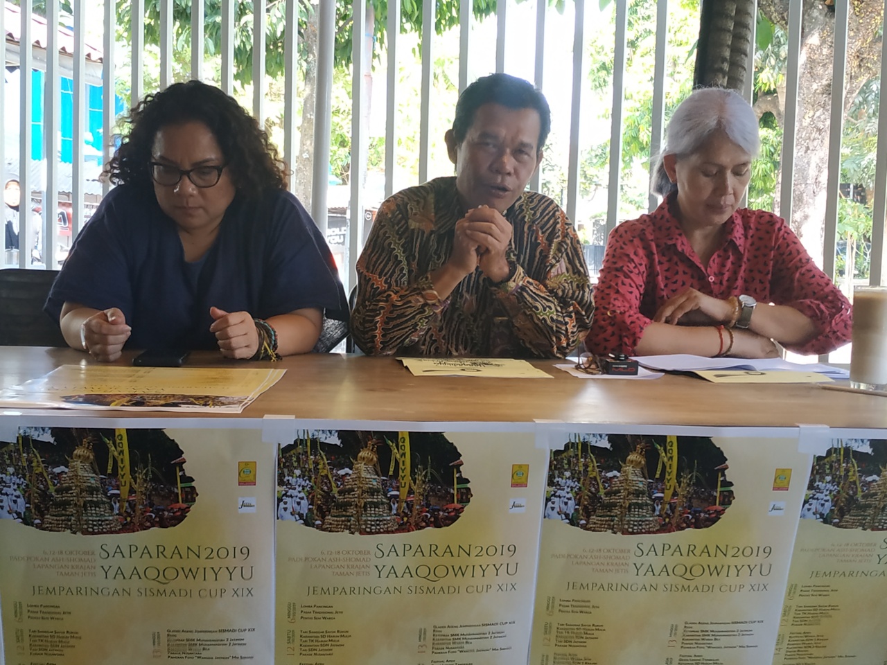 Sekretaris Lembaga Pengelola, Pelestari Peninggalan Kyai Ageng Gribig, Moh. Sudaryanto (tengah) menjelaskan acara Saparan Yaa  Qowiyyu.