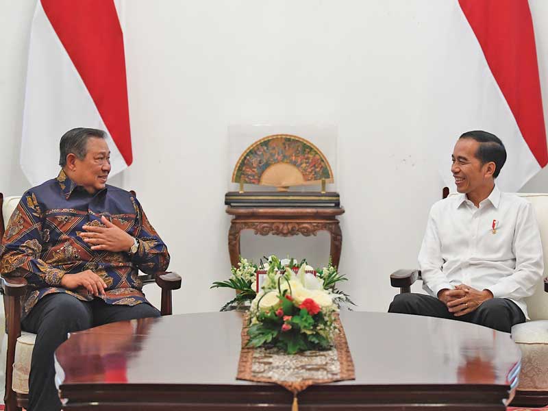 Presiden Joko Widodo berbincang dengan Presiden ke-6 RI Susilo Bambang Yudhoyono dalam pertemuan di Istana Merdeka, Jakarta, kemarin. 