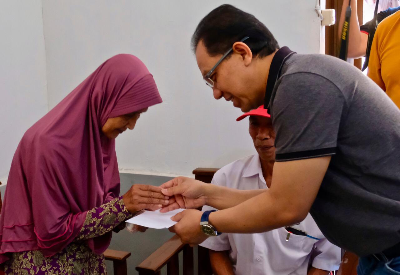 Direktur HCM Telkom Serahkan Kunci Program Bedah Rumah Telkom 