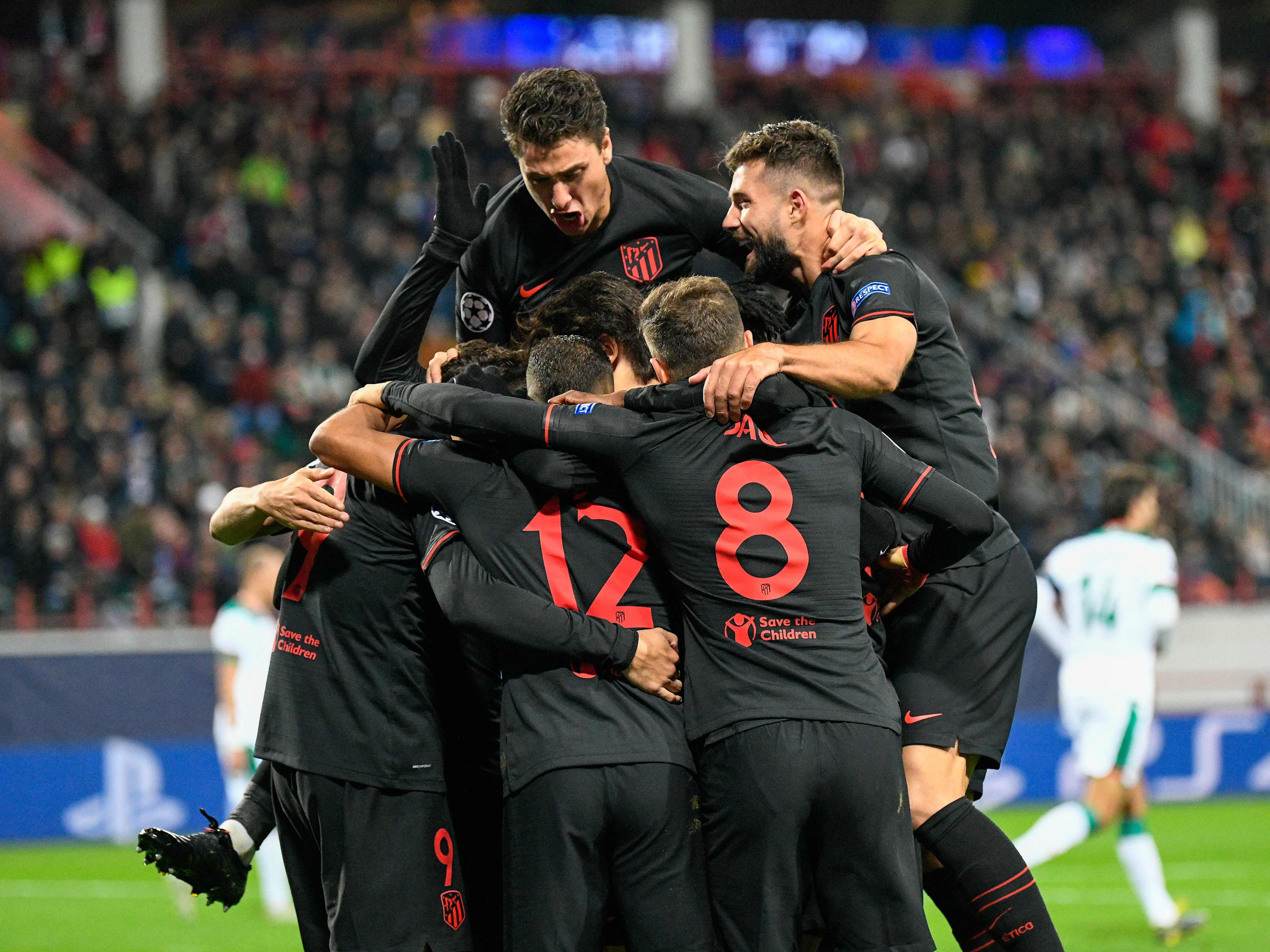 Para pemain Atletico Madrid melakukan selebrasi usai menjebol gawang Lokomotiv Moskow