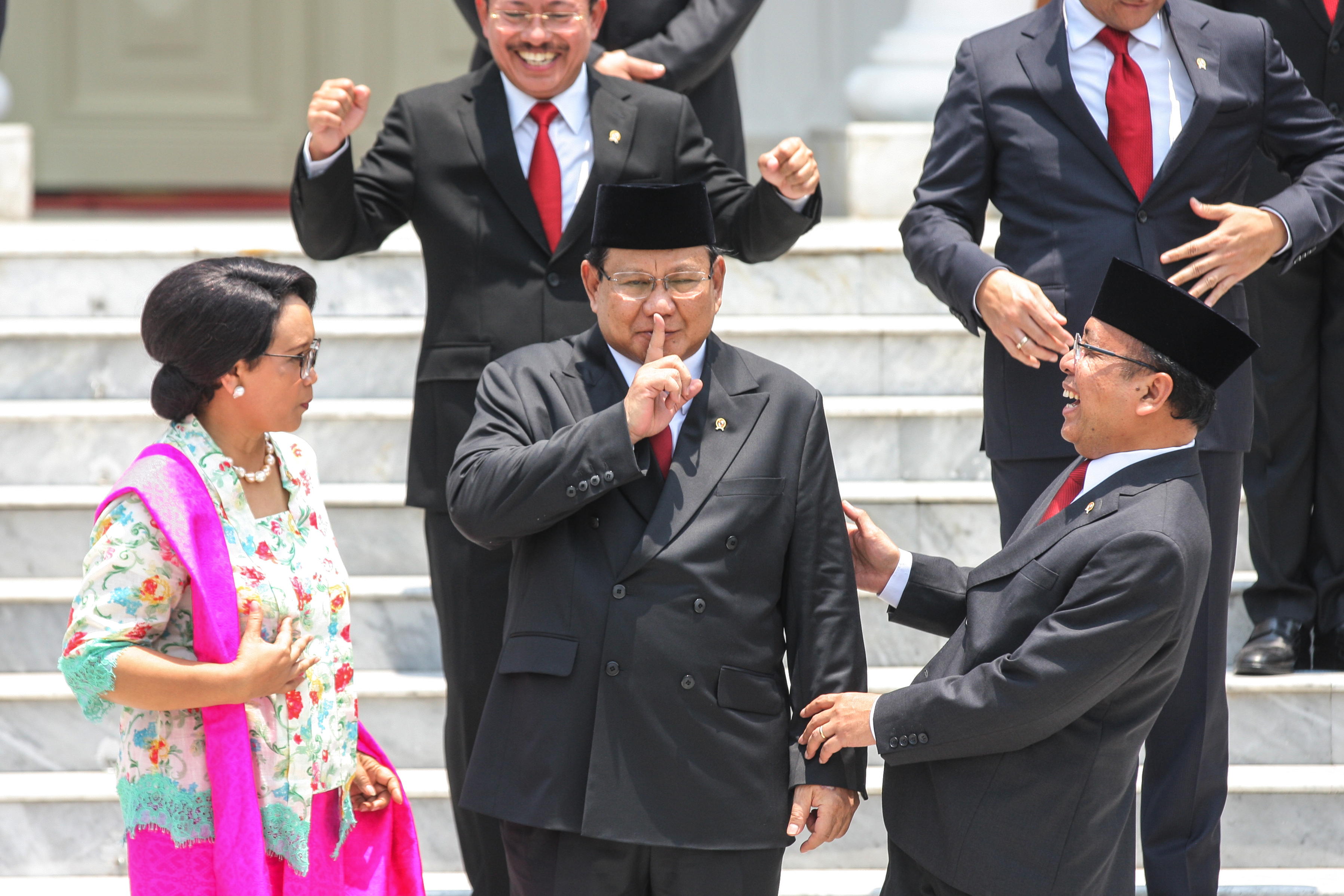 Menteri Pertahanan Prabowo Subianto (tengah) sebelum sesi foto bersama Kabinet Indonesia Maju di beranda Istana Merdeka.