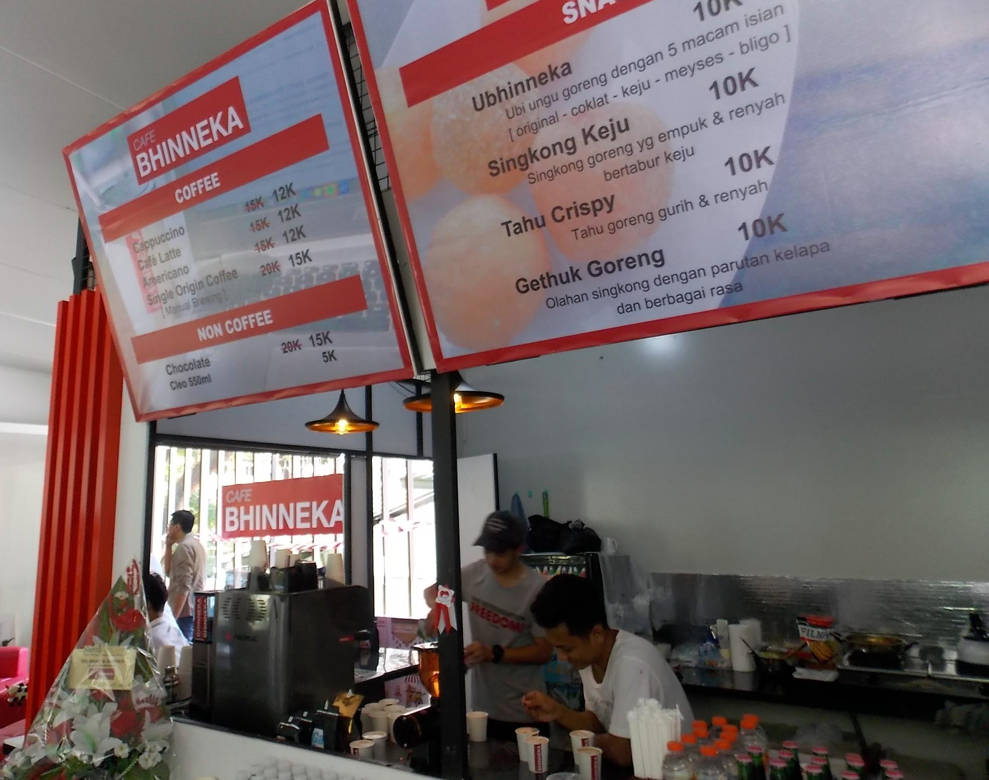 Universitas Sebelas Maret (UNS) dan Gerakan Cinta Merah Putih meluncurkan Cafe Bhineka di Fakultas Tenik, Senin (28/10).