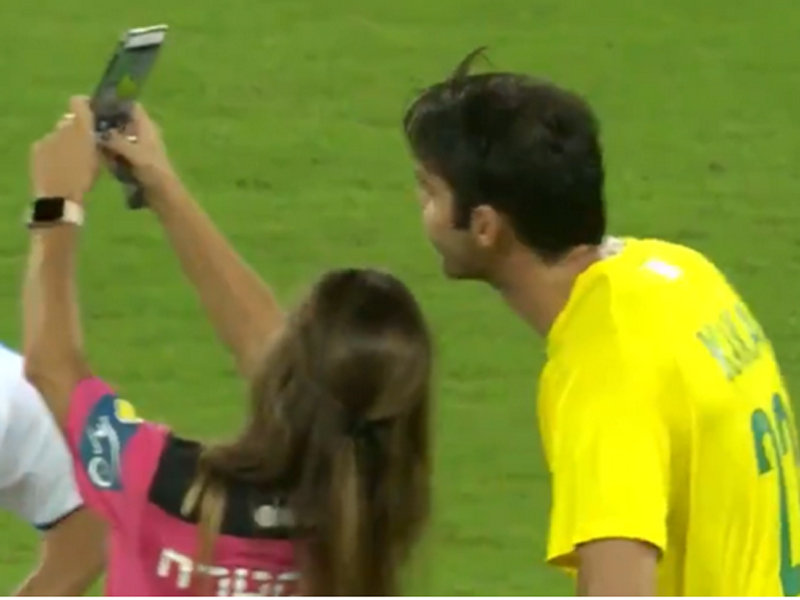 Wasit Lilach Asolin memberikan kartu kuning kepada Kaka demi meminta selfie kepada pemain Brasil itu.