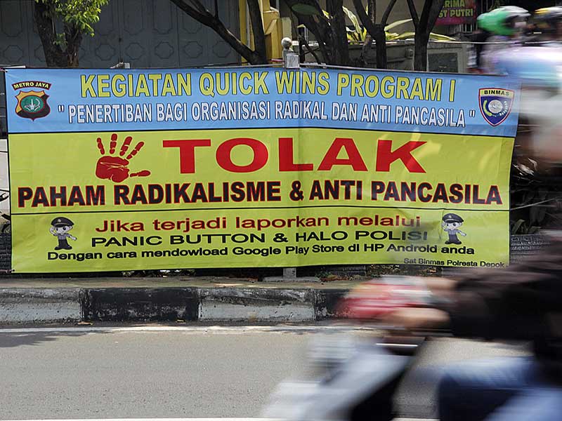 Spanduk tolak paham radikalisme di Depok