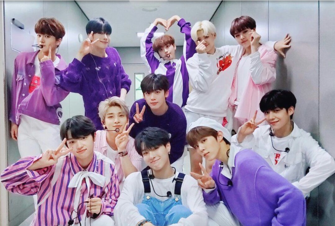 Grup idola K-Pop X1 merupakan jebolan dari acara pencari bakat Produce X 101 yang kini sedang tersandung skandal kecurangan. 