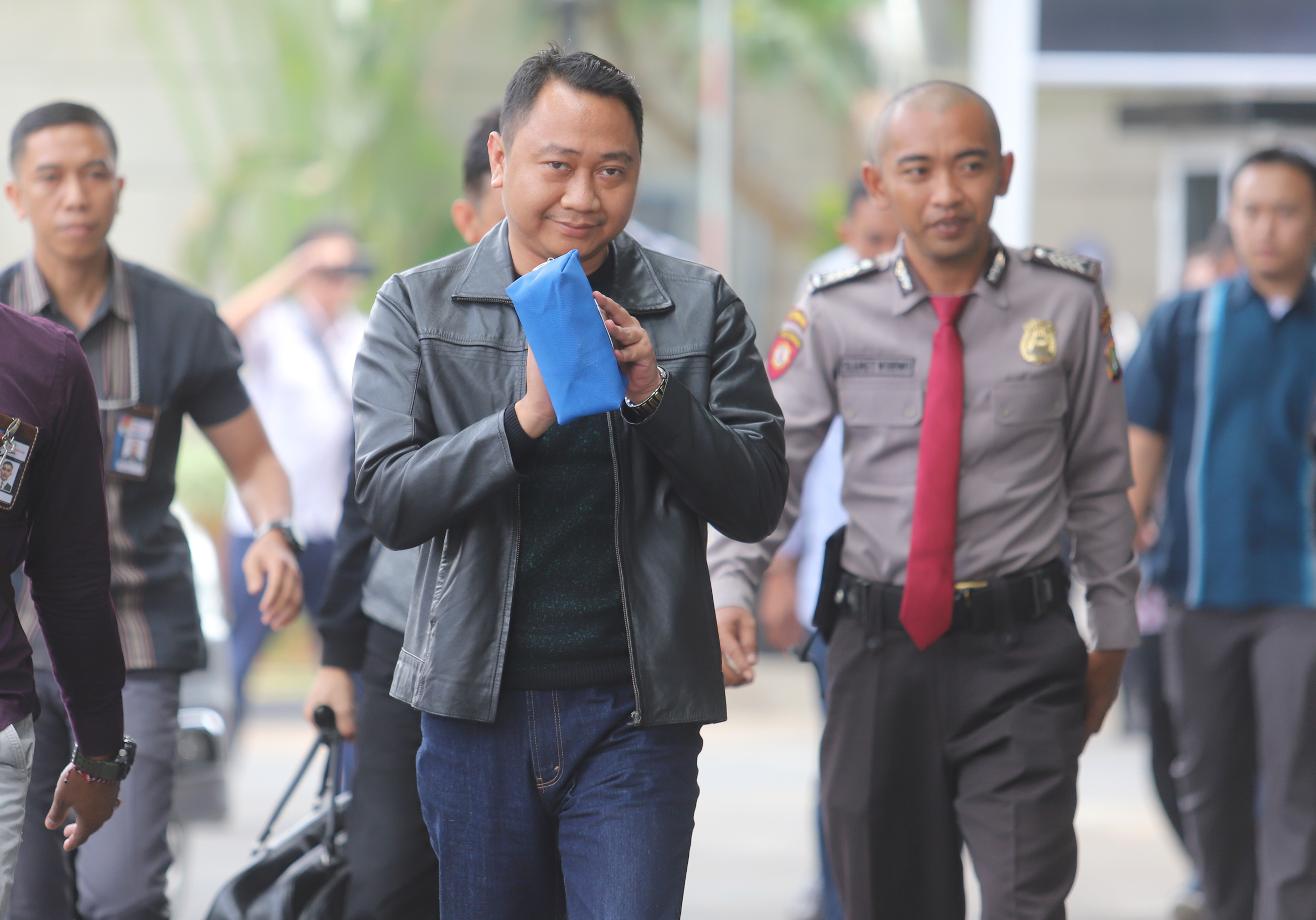 Bupati Lampung Utara Agung Ilmu Mangkunegara (tengah) dikawal petugas saat akan menjalani pemeriksaan, di Gedung KPK, Jakarta, Senin (7/10)