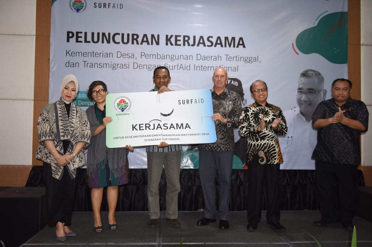 Kemendesa PDTT secara resmi meluncurkan kerja sama dengan SurfAid di Jakarta, Jumat (4/10).