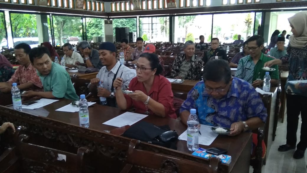 Para peserta mencicipi beras Rojolele Srinak dan Srinuk asli Klaten. 