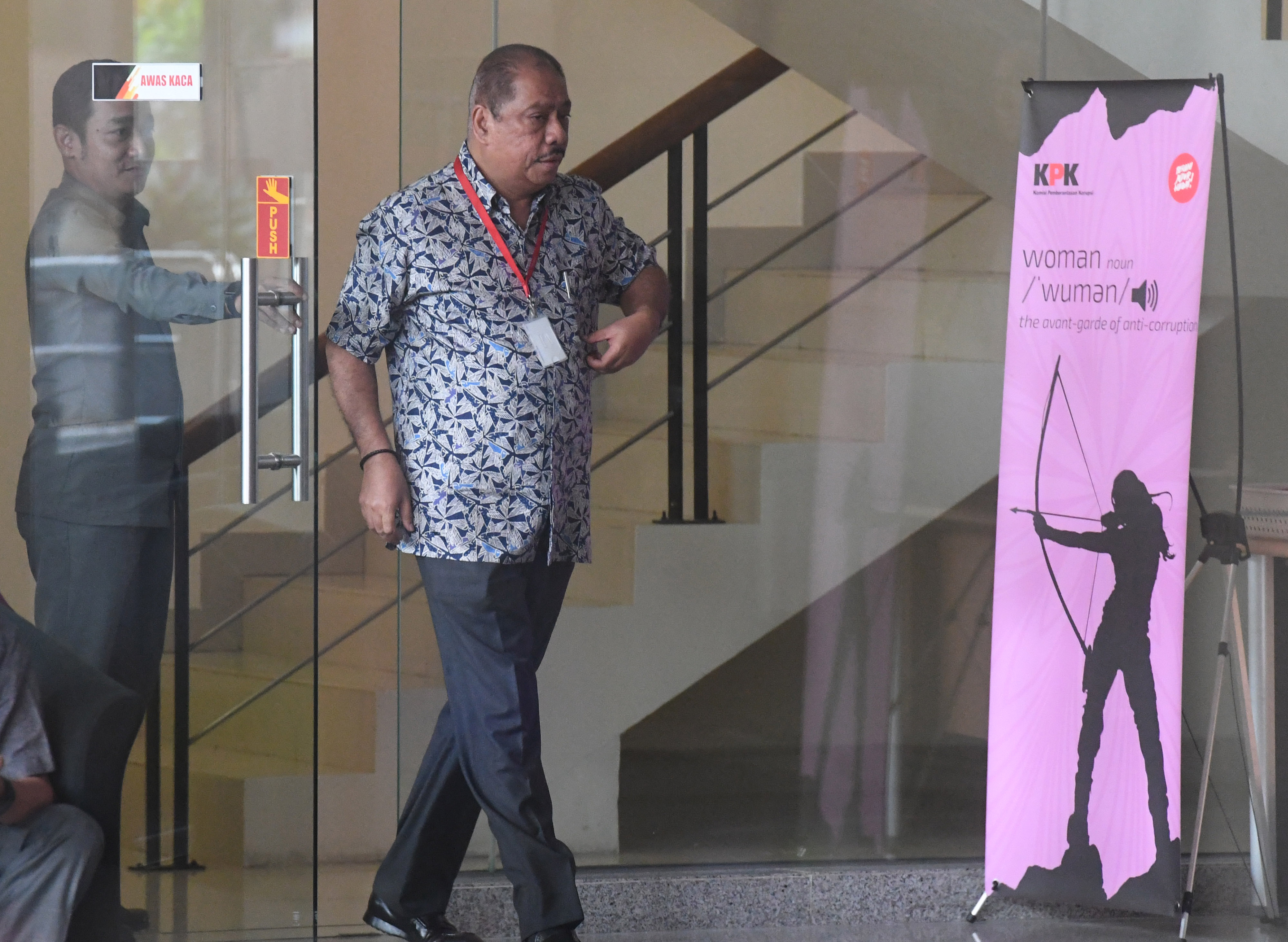  Melchias Marcus Mekeng berjalan keluar usai menjalani pemeriksaan di gedung KPK, Jakarta, Senin (24/6)