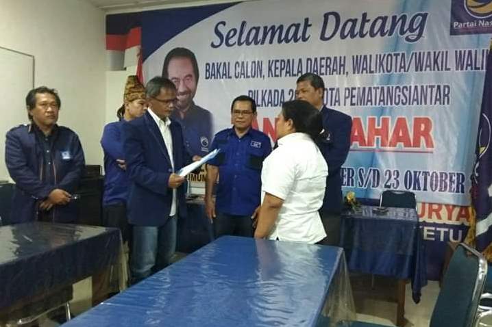 Pegiat budaya Ida Halanita Damanik Maju (baju putih) saat mendaftarkan diri sebagai calon wali kota ke DPD Partai NasDem Pematangsiantar.