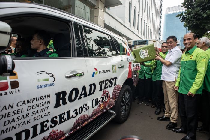 Menteri ESDM Ignasius Jonan (kedua kanan) mengisi bahan bakar B30 ke kendaraan saat peluncuran uji jalan.