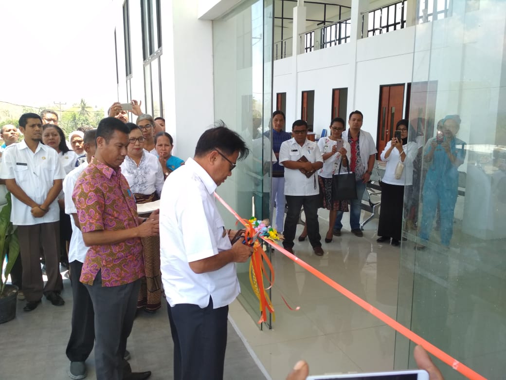  Bupati Lembata, Eliaser Yentji Sunur melakukan pengguntingan pita gedung baru RSUD Lewoleba, Kamis (17/10).