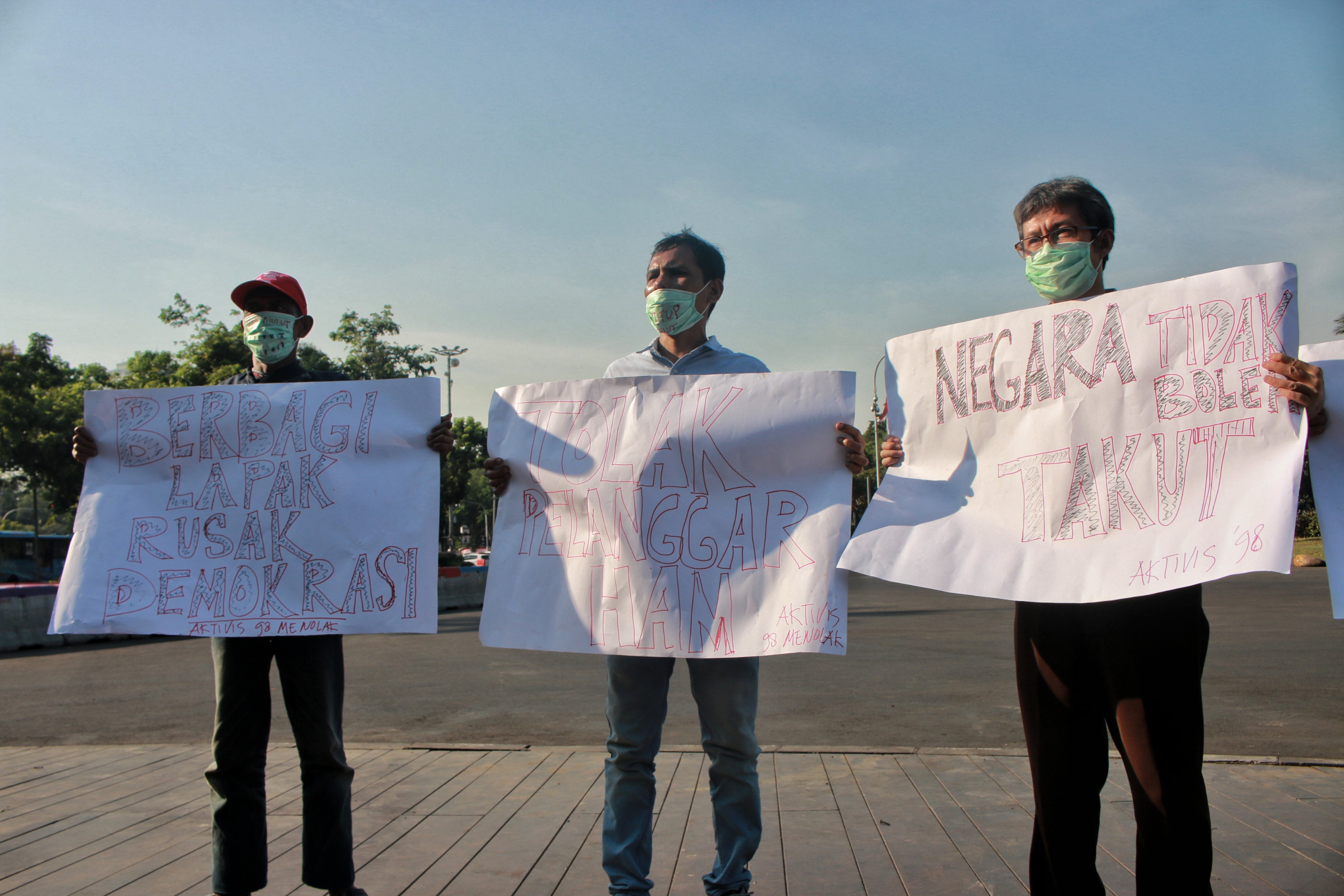 Sejumlah aktivis 98 melakukan aksi tutup mulut di depan Istana Merdeka, merupakan bentuk penolakan terhadap Prabowo masuk kabinet.