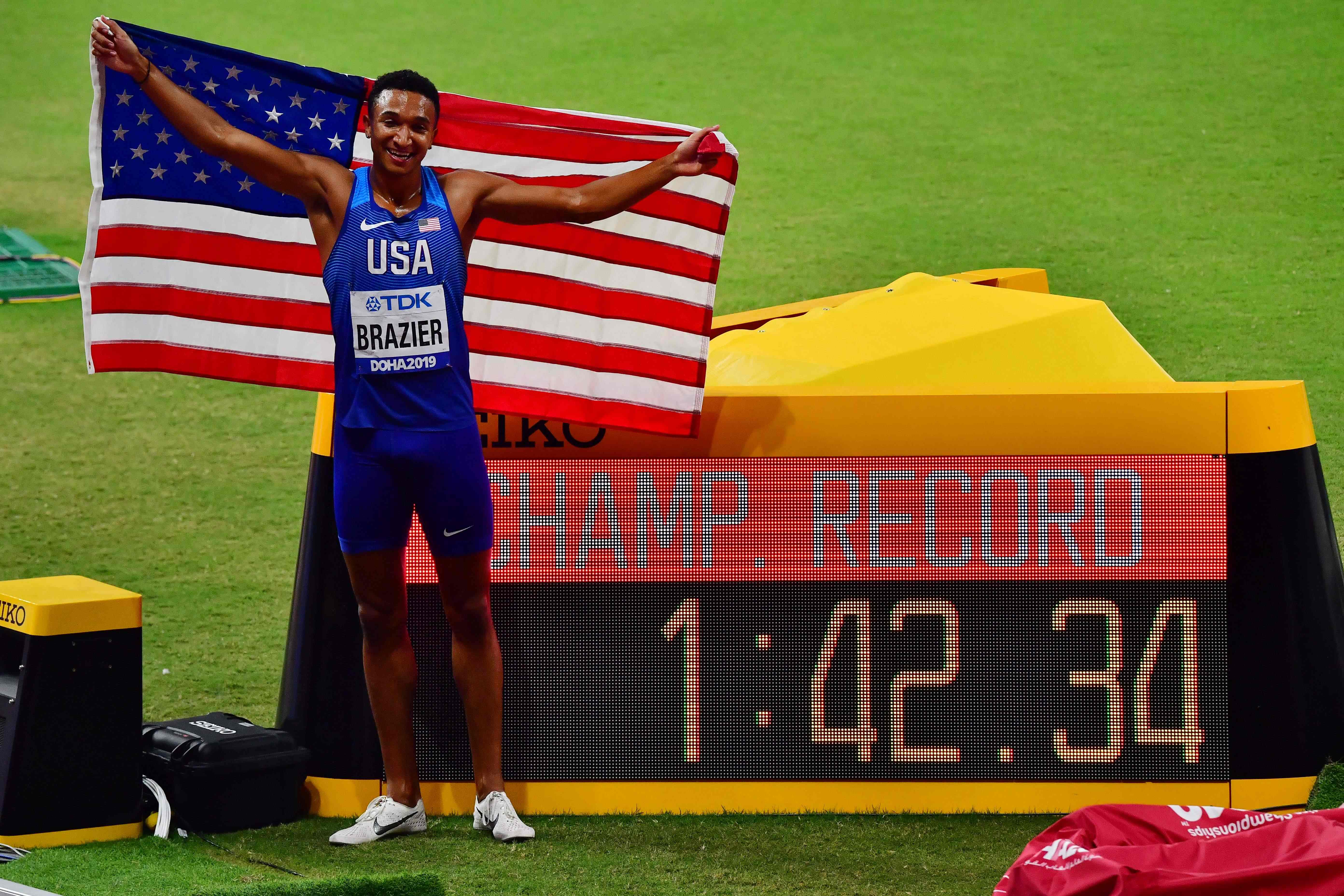 Donovan Brazier berpose dengan catatan waktunya usai menjadi juara di nomor lari 800 meter di Kejuaraan Dunia Atletik.