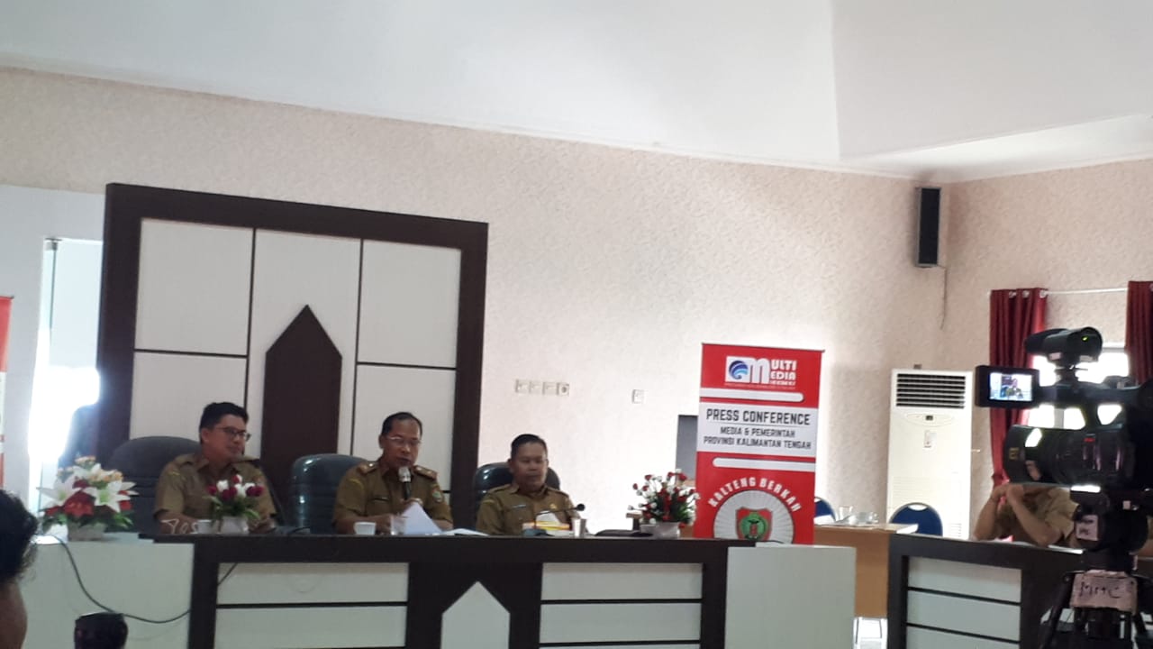 Kepala Dinas Kesehatan Kalteng, Suyuti Syamsul (tengah) menjelaskan kondisi stunting di wilayahnya, Selasa (22/10).