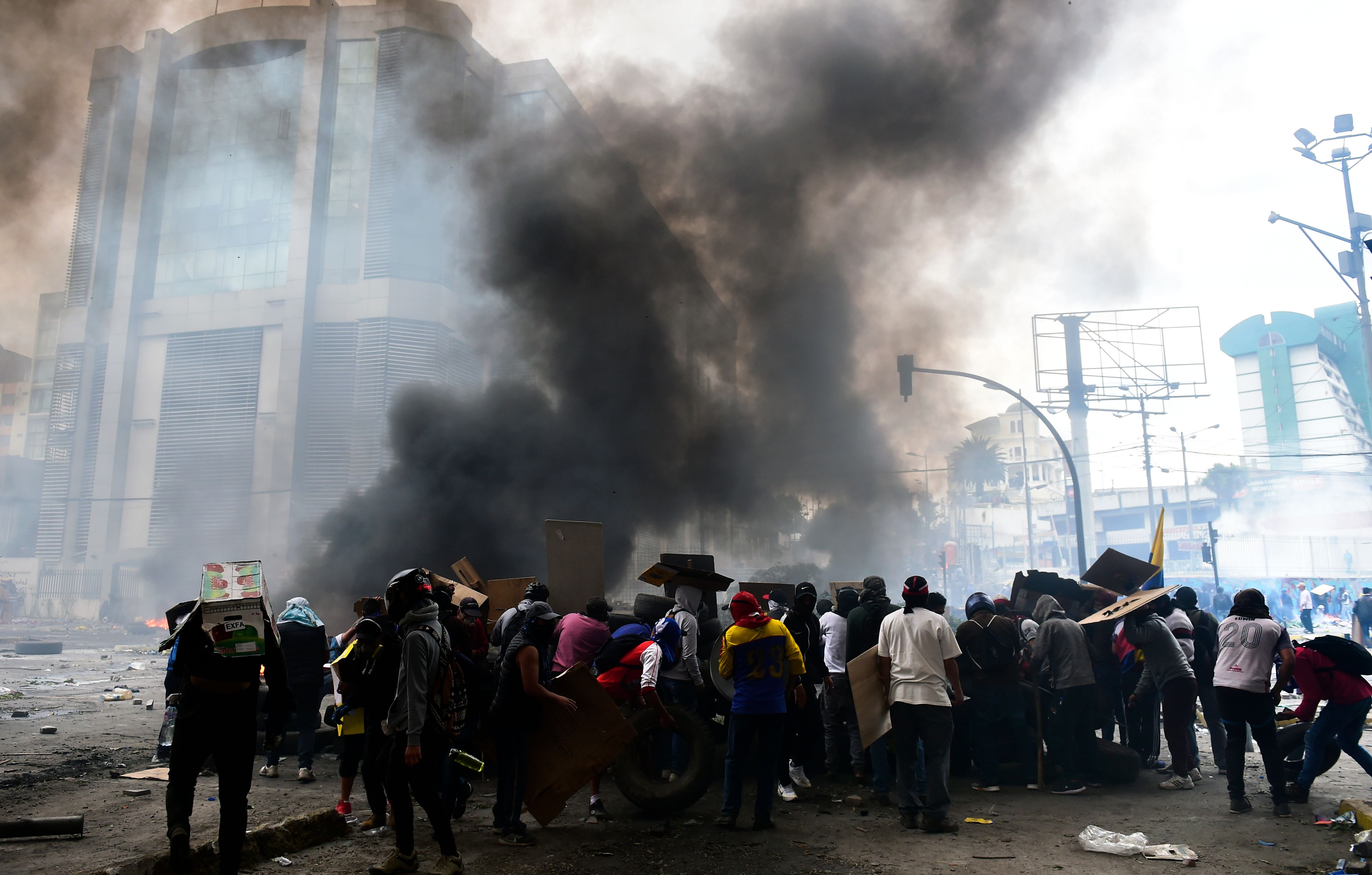 Para demonstran protes atas kenaikan harga bahan bakar, di sekitar Majelis Nasional di Quito.
