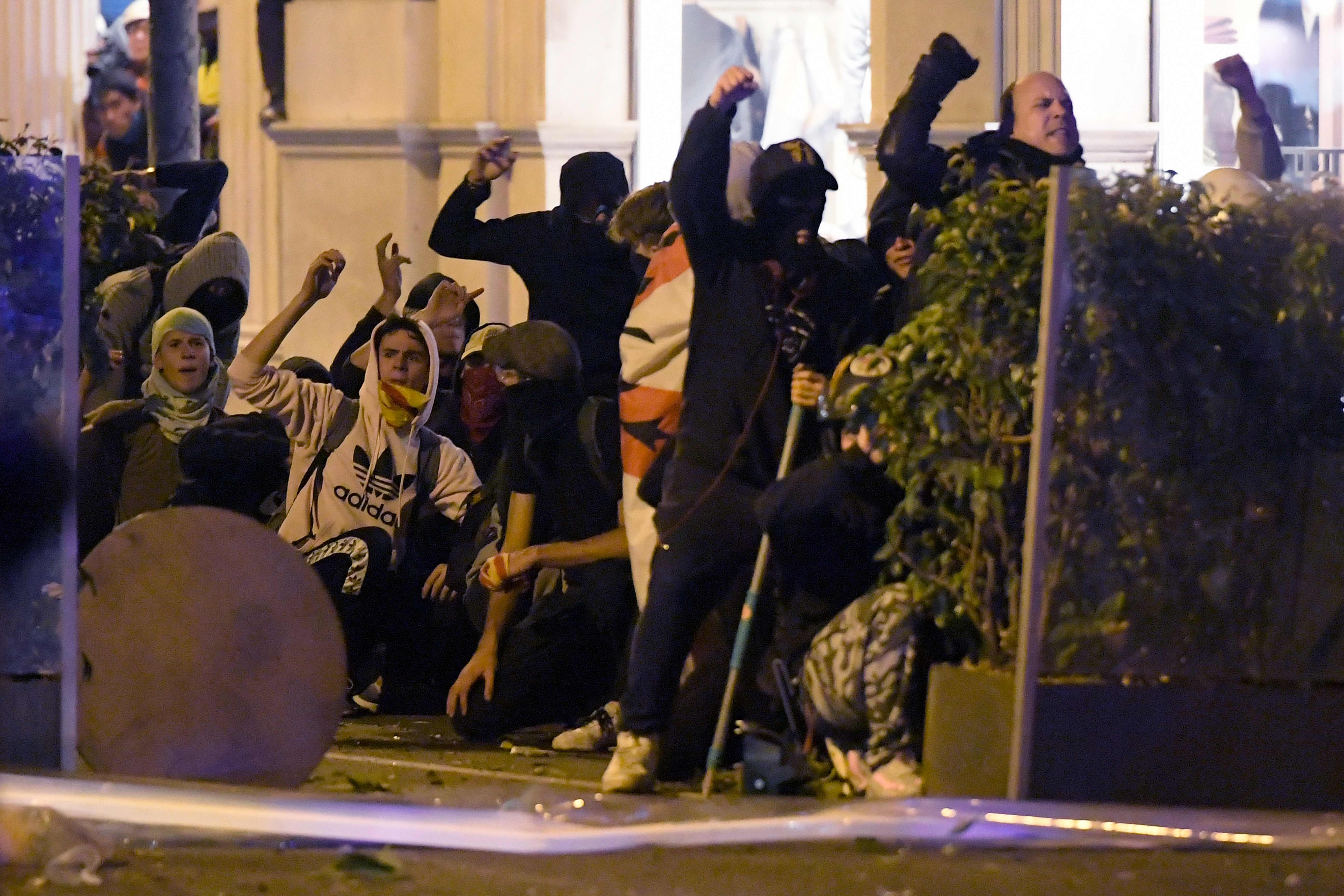 Demonstran saat bentrok dengan polisi di Barcelona.