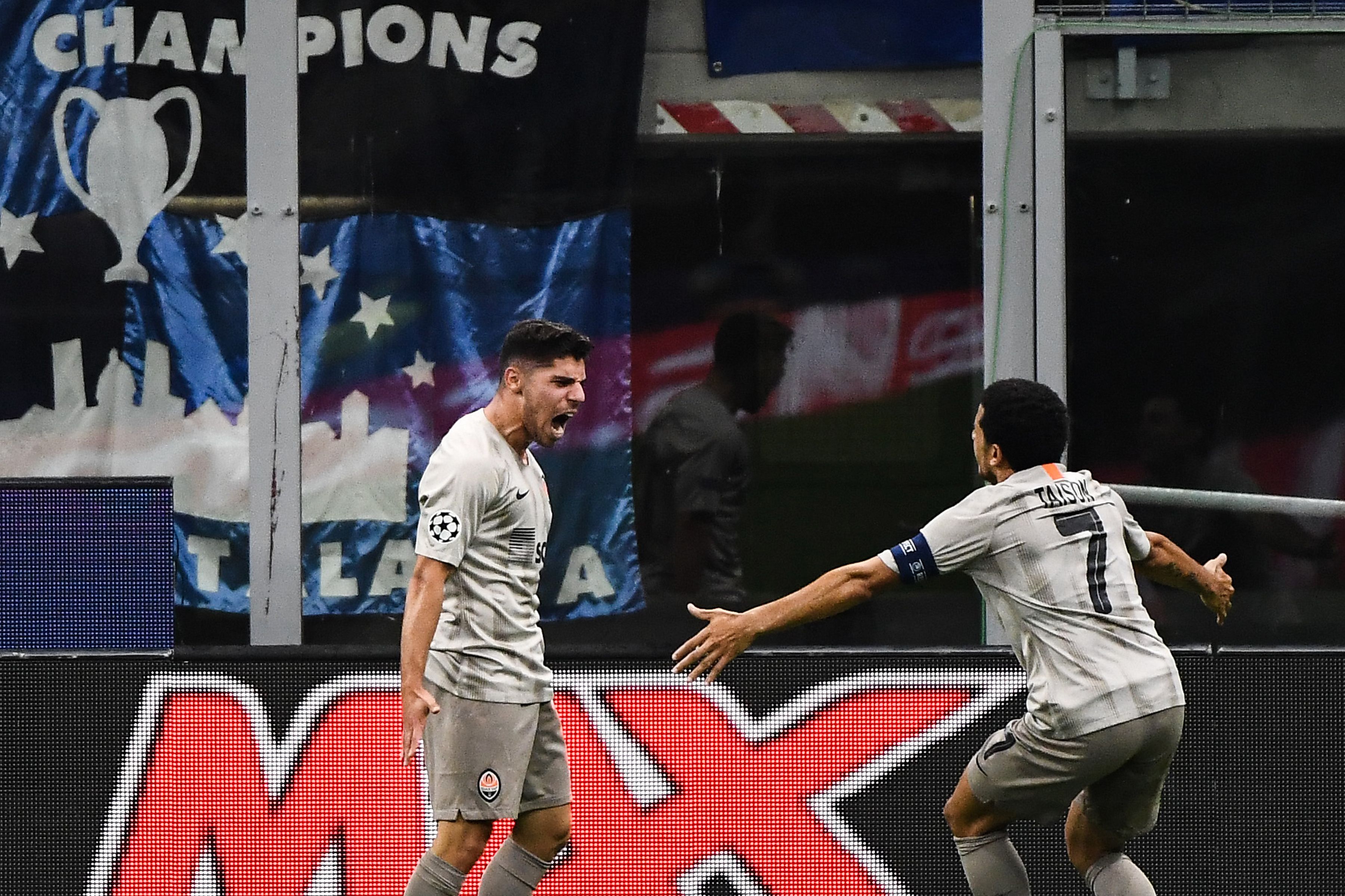 Penyerang Shakhtar Donetsk Manor Solomon (kiri) melakukan selebrasi Taison usai mencetak gol ke gawang Atalanta.