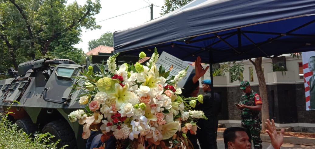 Karangan bunga yang dikirimkan oleh Wakil Ketua umum Partai Demokrat Agus Harimurti Yudhoyono kepada Ma'ruf Amin.