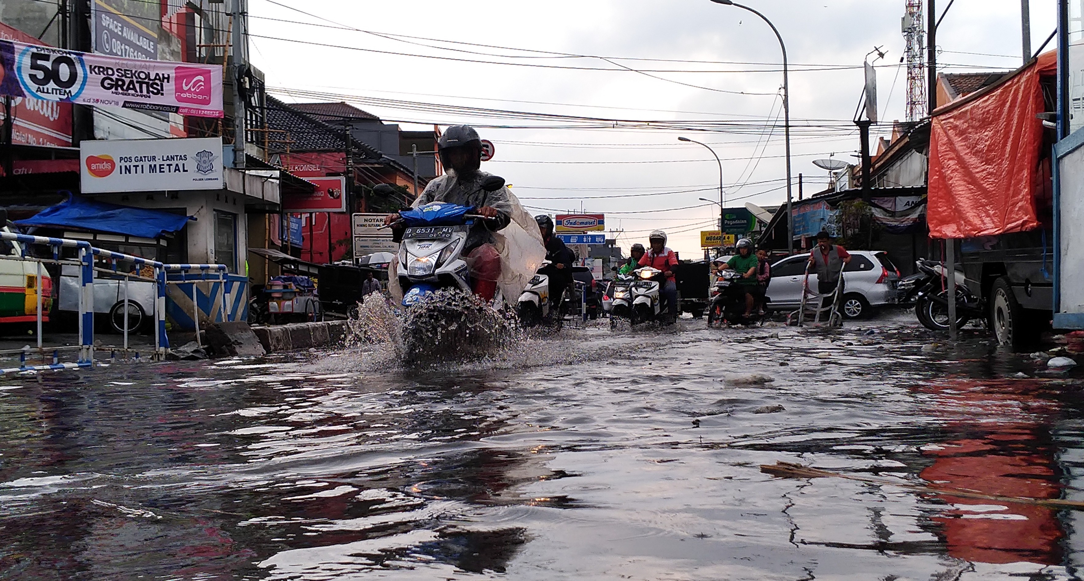 Pengendara sepeda motor menerobos banjir di depan Pasar Panorama Lembang, Kabupaten Bandung Barat, beberapa waktu lalu.