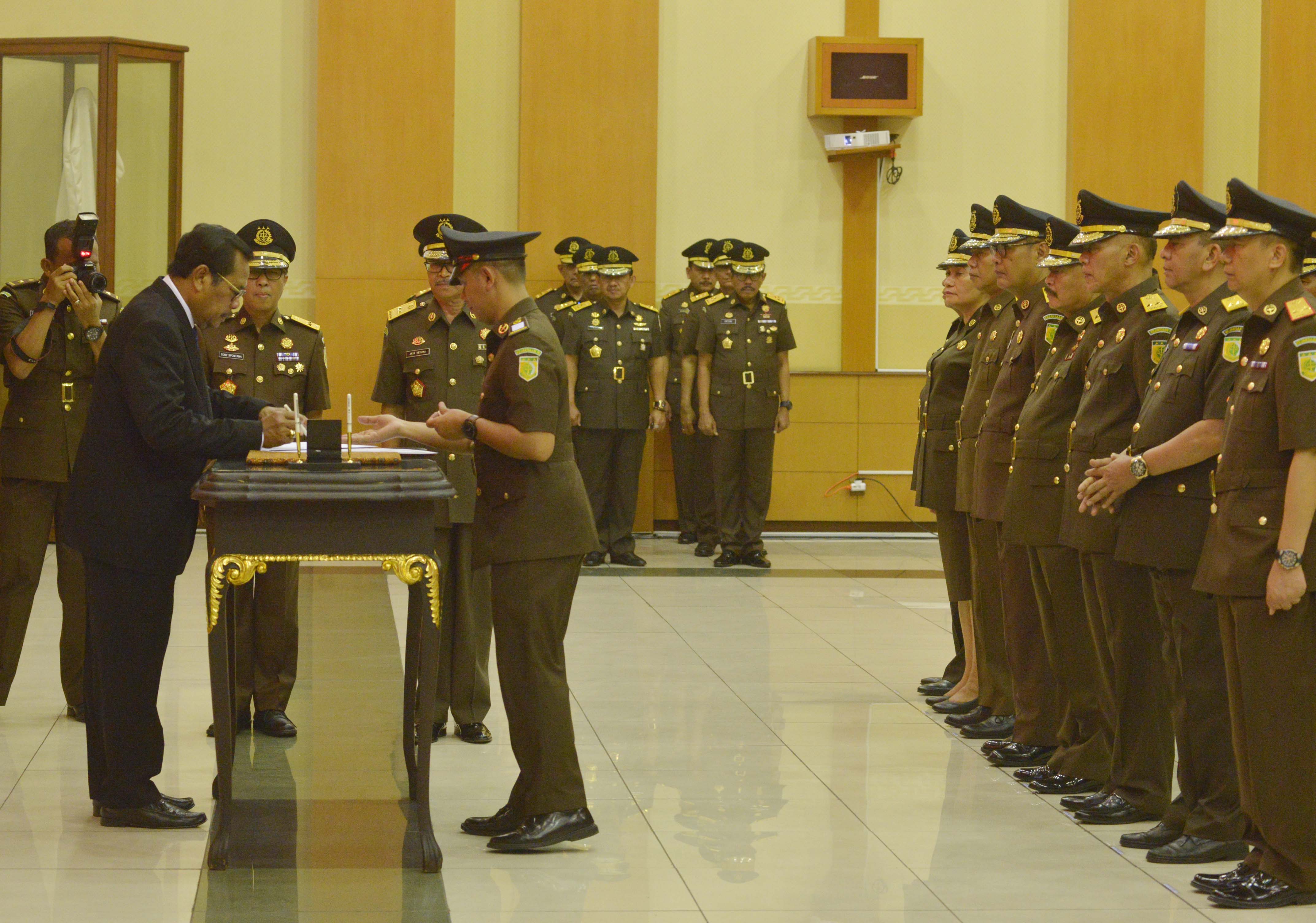 Jaksa GAung H Prasetyo saat melantik pejabat di lingkungan Kejaksaan Agung