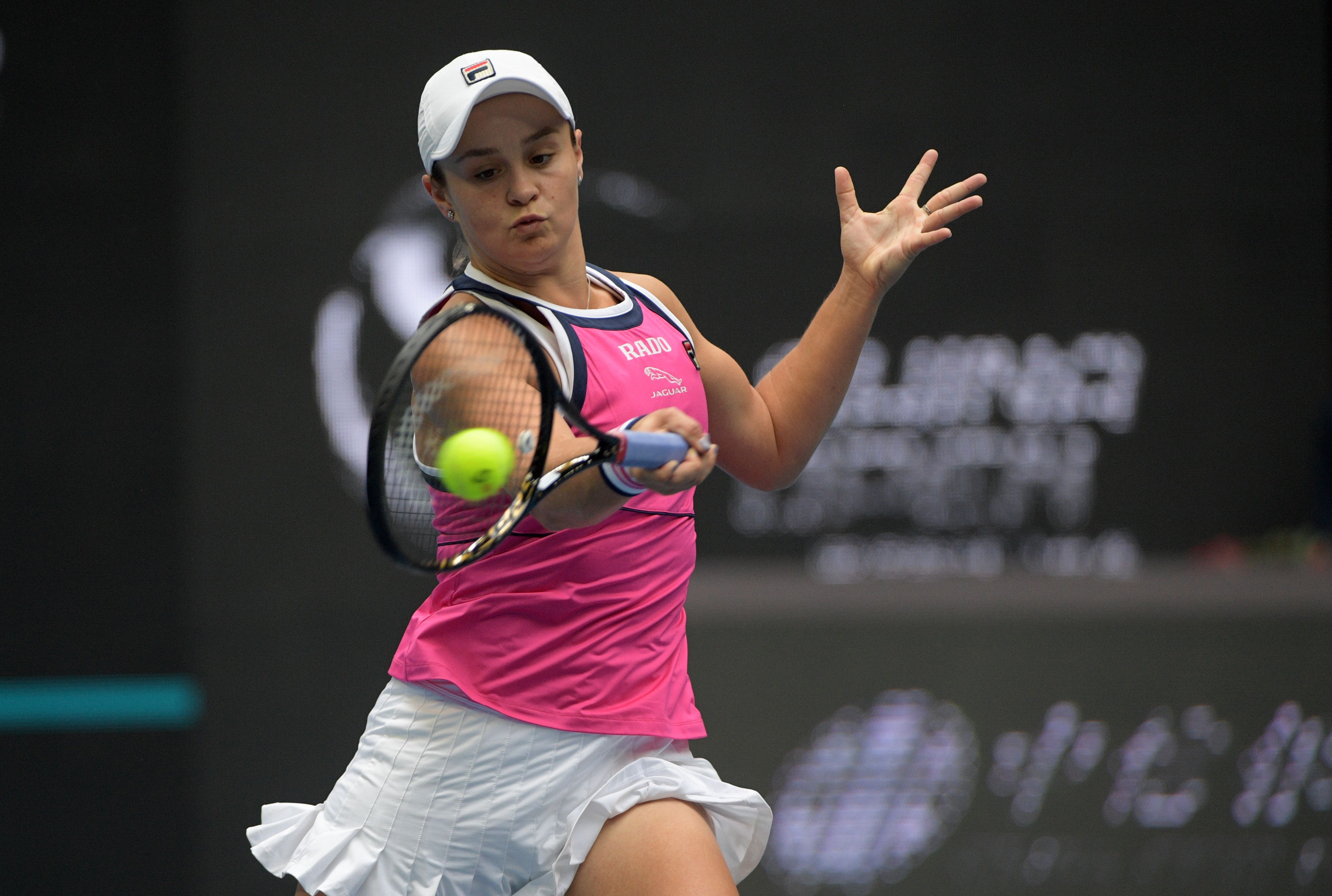 Ashleigh Barty dari Australia memukul bola balasan saat pertandingan perempat final tunggal putri melawan Petra Kvitova.