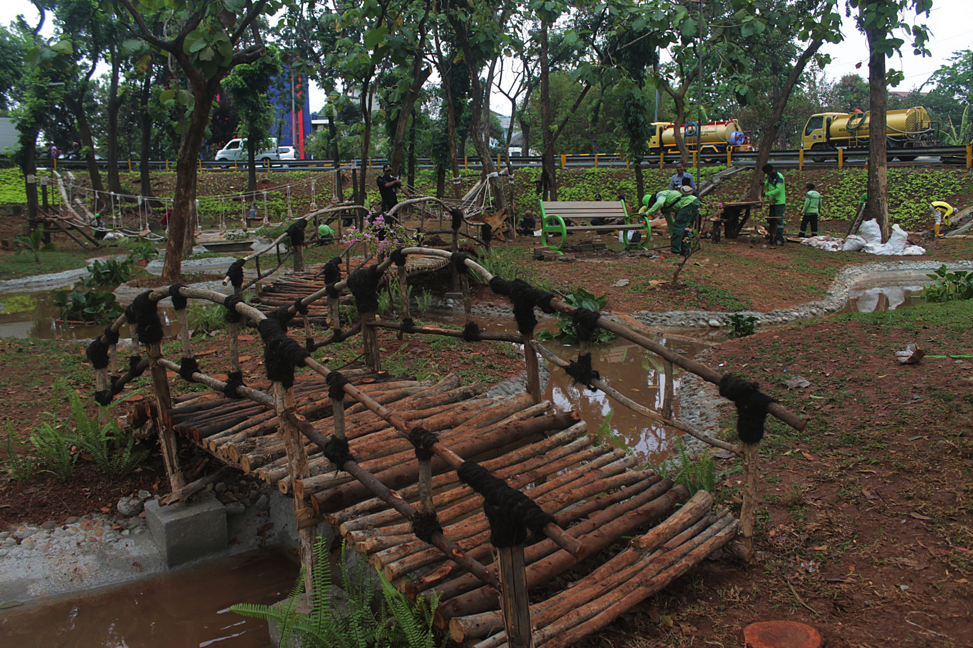 Sejumlah pekerja bekerja di Taman Bangker di bawah jembatan Kembang Kerep, Jakarta Barat.