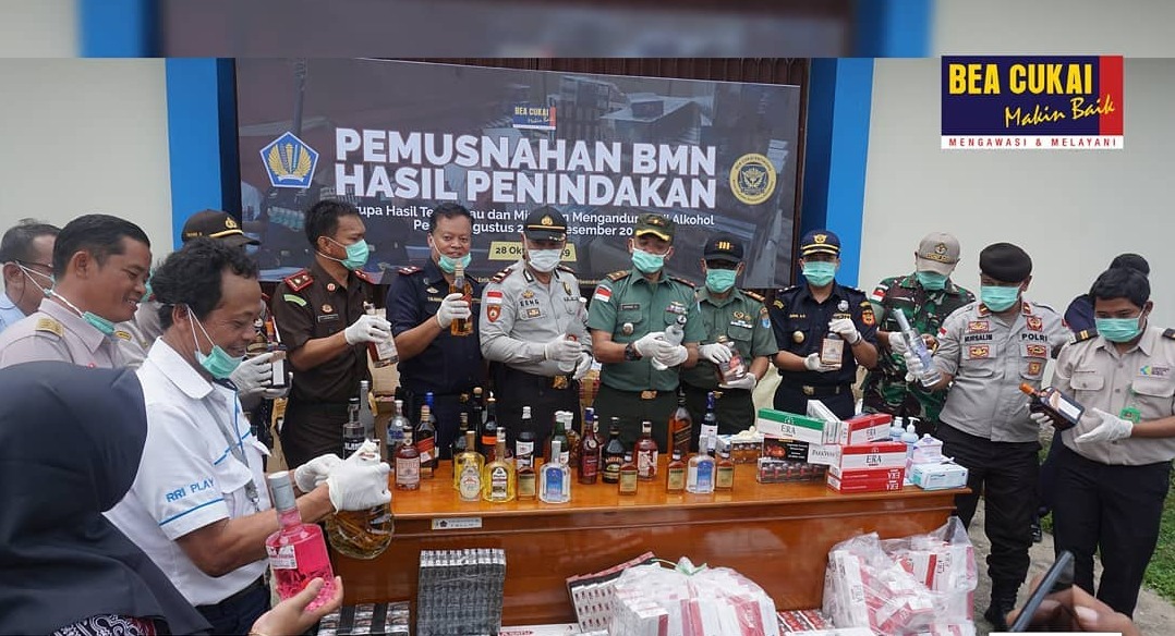 Bea Cukai Entikong Lindungi Masyarakat Dengan Musnahkan Barang Ilegal