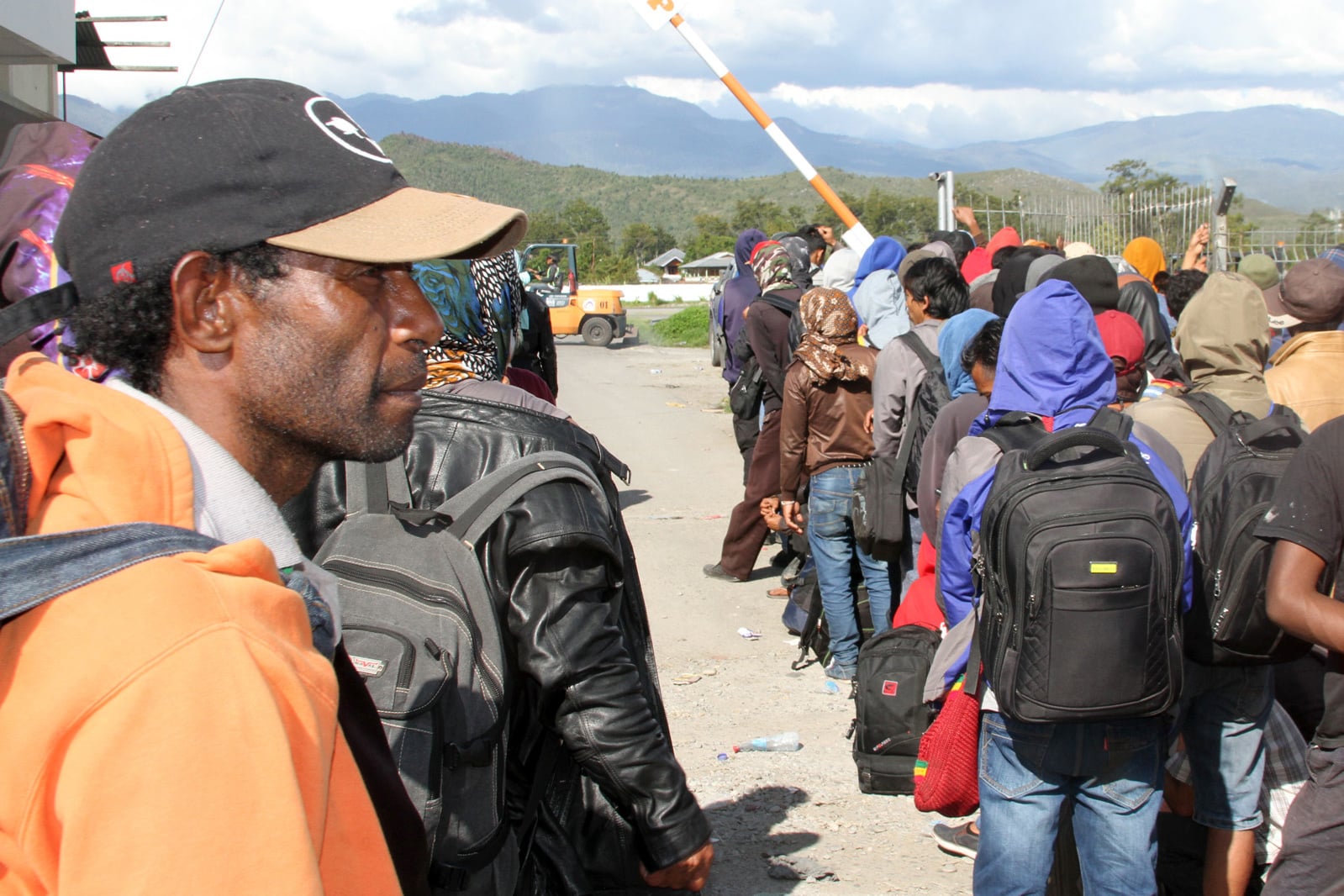 Pengungsi menunggu pesawat Hercules di Bandara Wamena, Papua, Kamis (3/10/2019). Pascakerusuhan pengungsi terus berupaya keluar dari Wamena 
