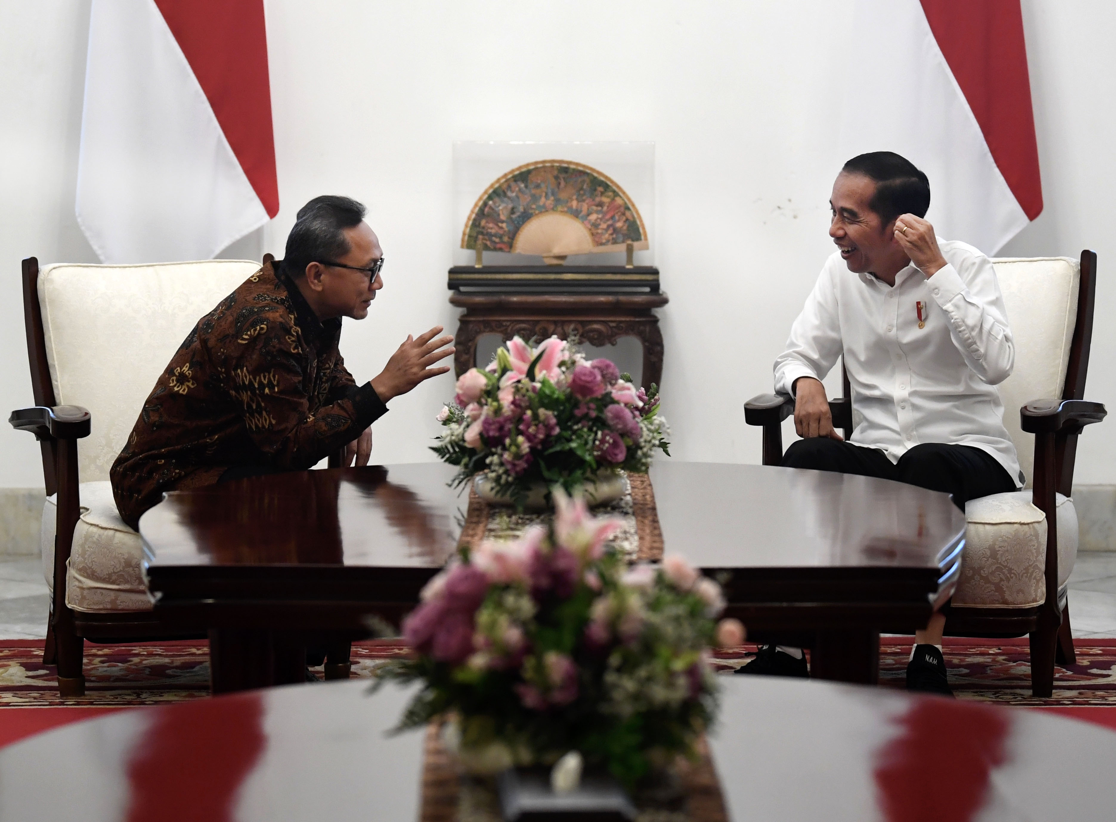 Presiden Joko Widodo (kanan) berbincang dengan Ketua Umum Partai Amanat Nasional (PAN) sekaligus Wakil Ketua MPR Zulkifli Hasan