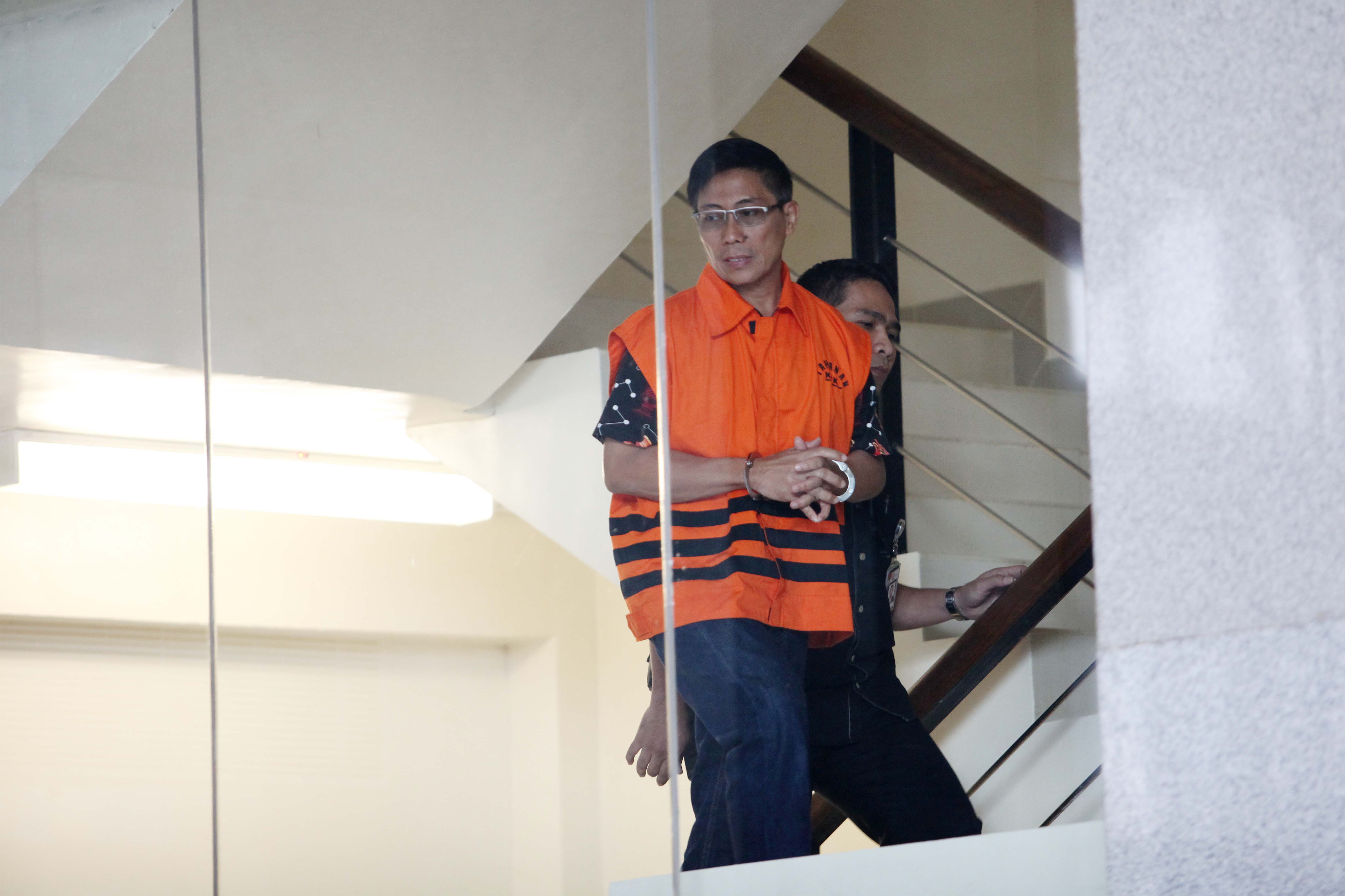 Mantan Bupati Cirebon yang juga tersangka kasus pencucian uang dalam proyek pembangunan PLTU di Cirebon, Sunjaya Purwadisastra